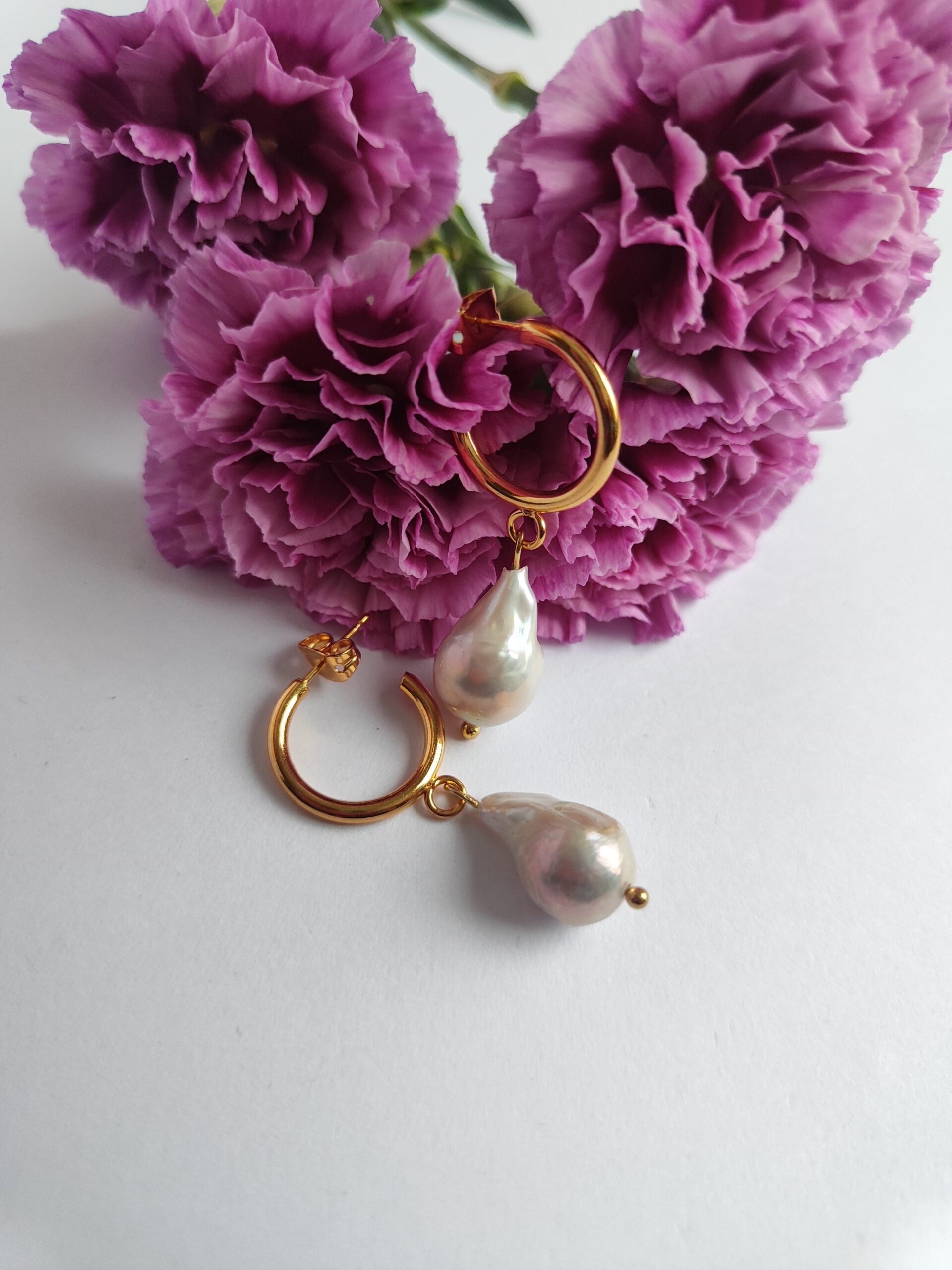 Netaisyklingo lašelio formos auskarai