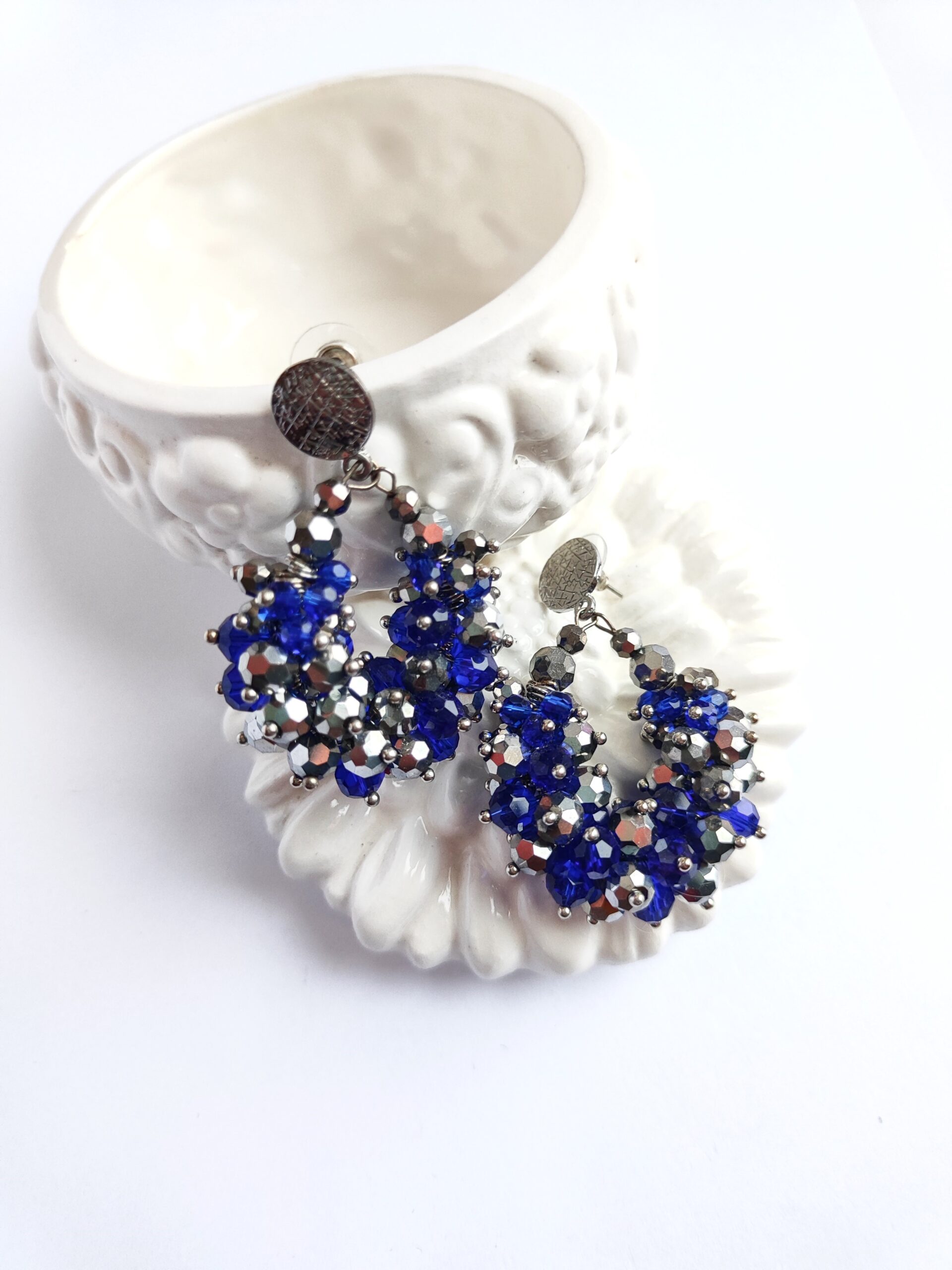 Puošnūs kristalų auskarai