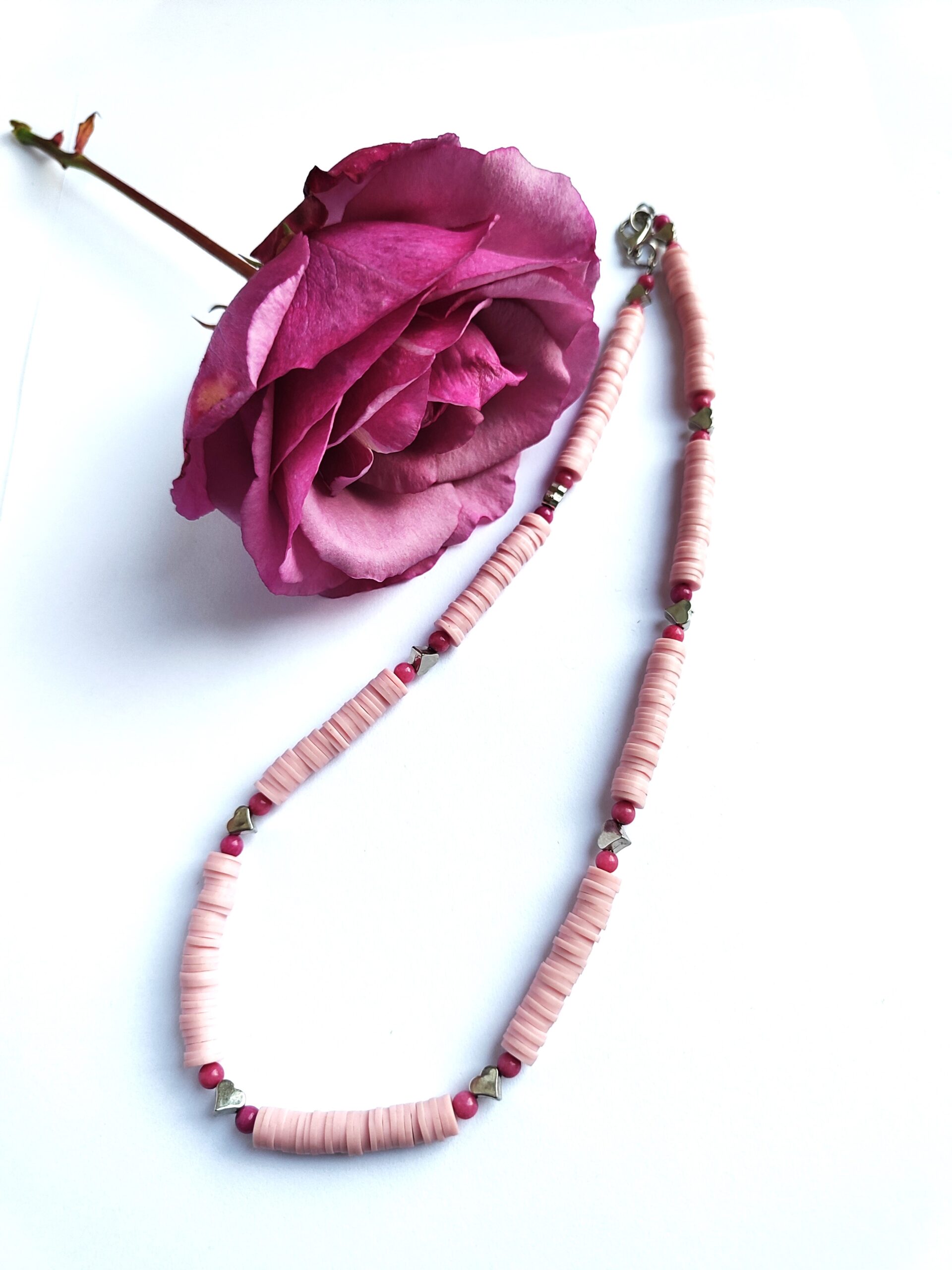 Žaismingas mergaitiškas vėrinys