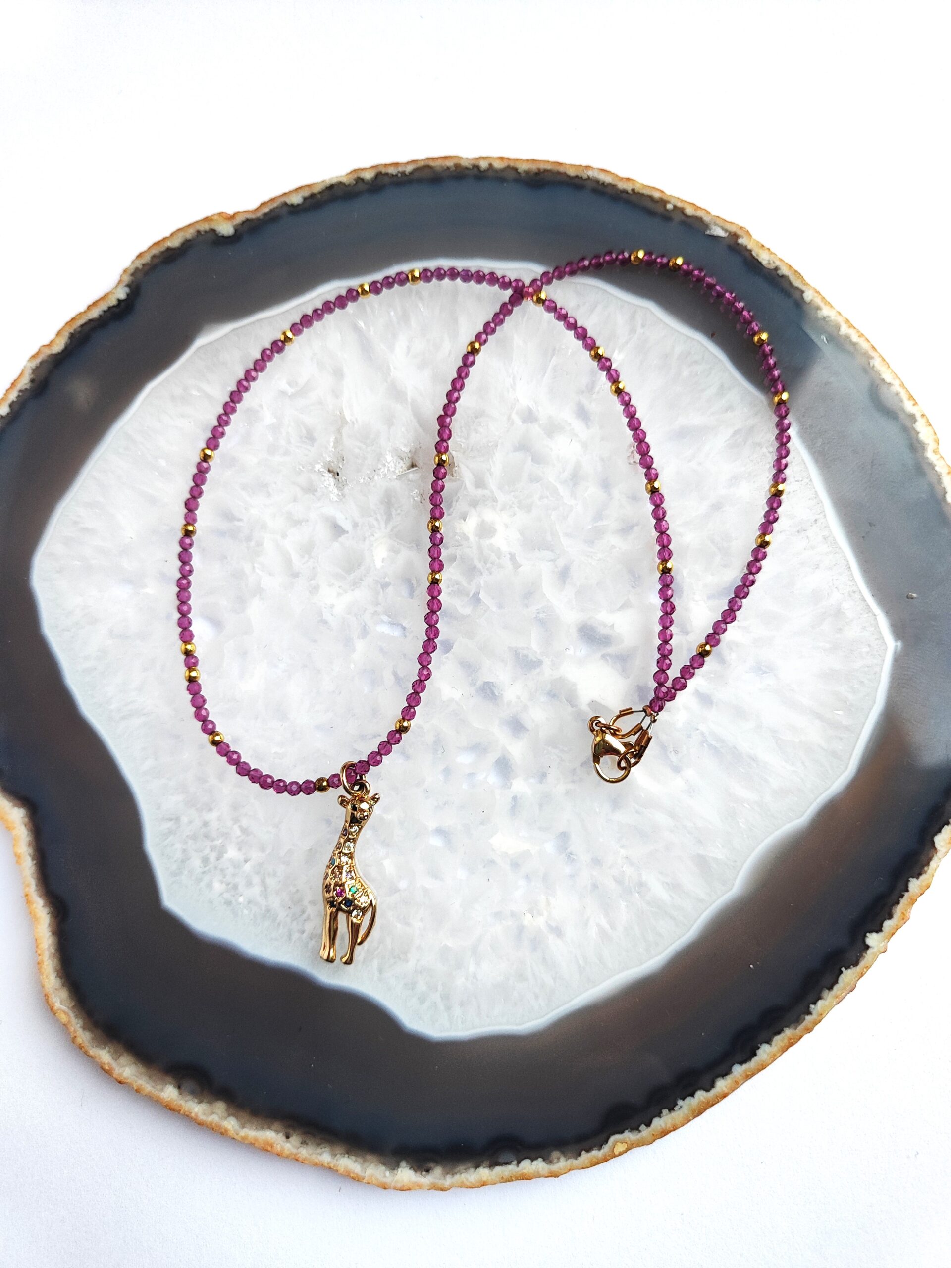 Mergaitiškas vėrinys