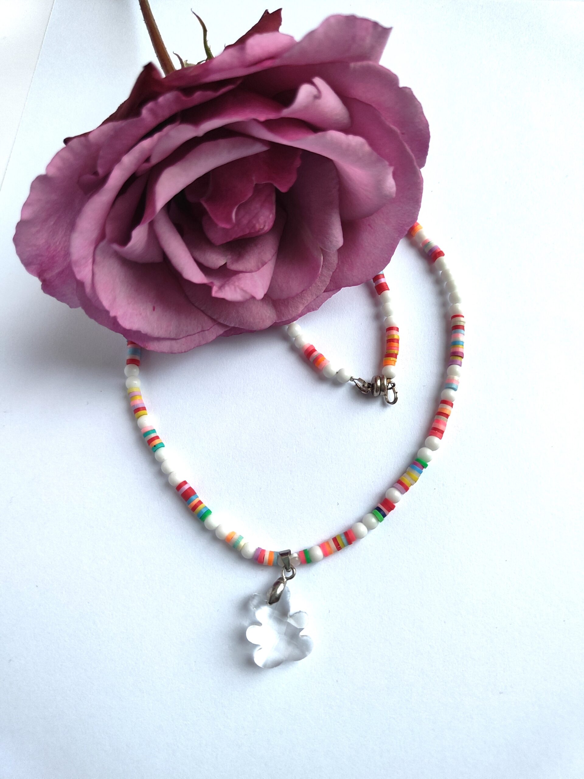 Mergaitiškas vėrinys su pakabuku