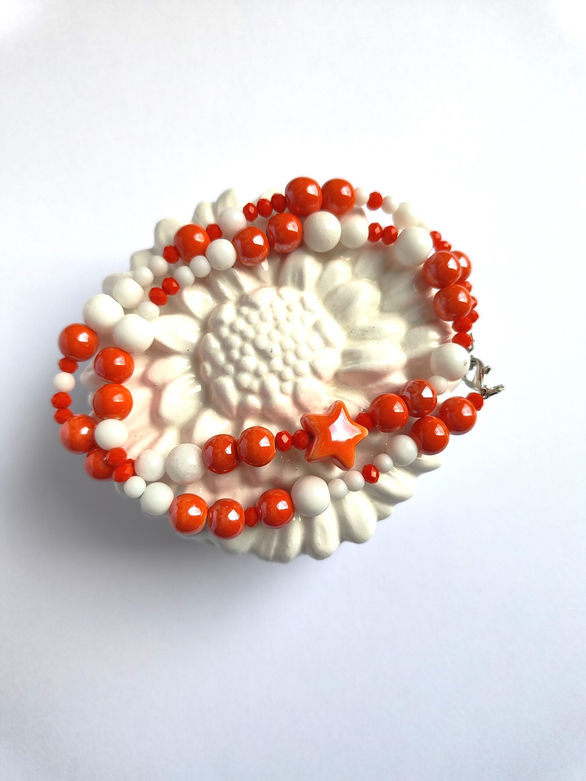 Oranžinis mergaitiškas vėrinys