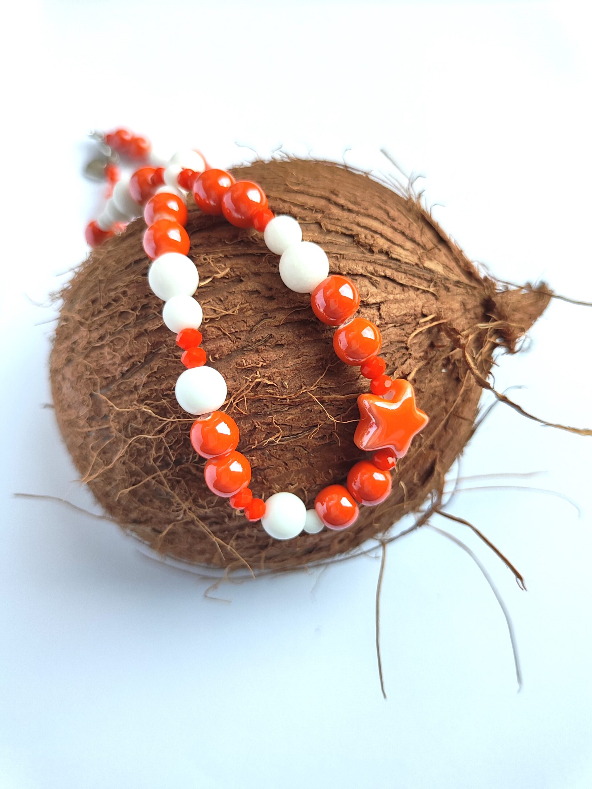 Oranžinis mergaitiškas vėrinys