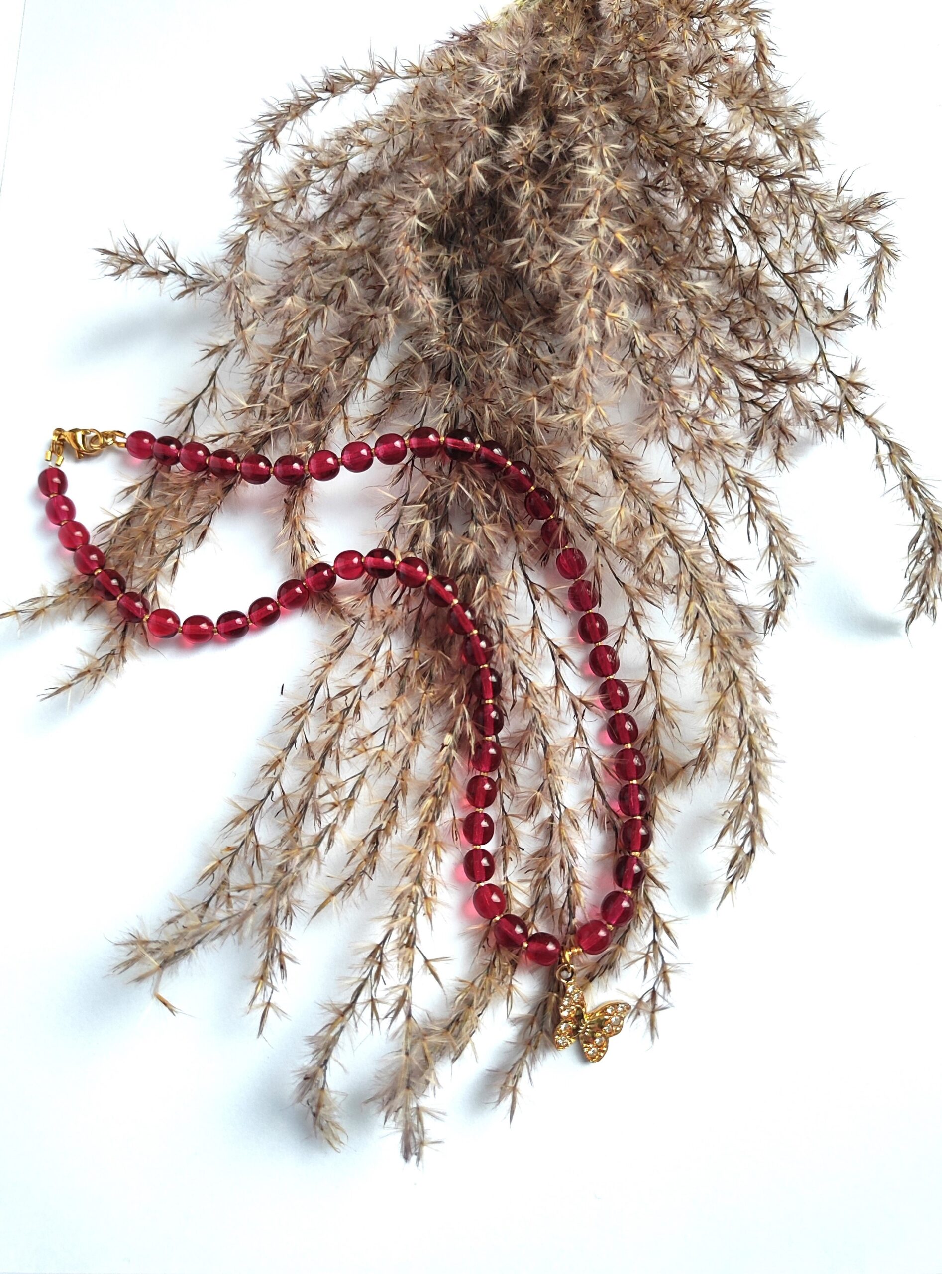 Mergaitiškas vėrinys