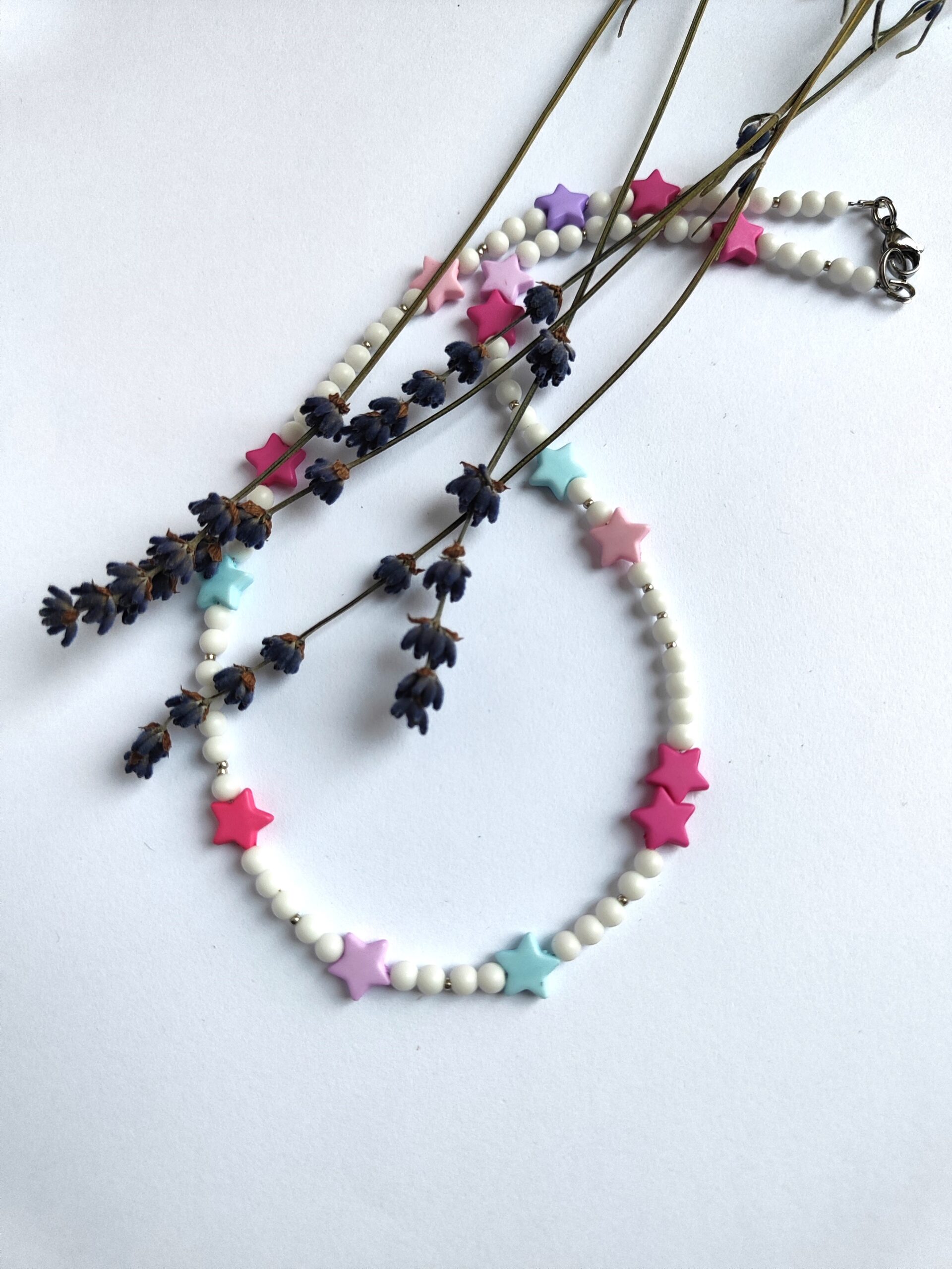 Mergaitiškas vėrinys