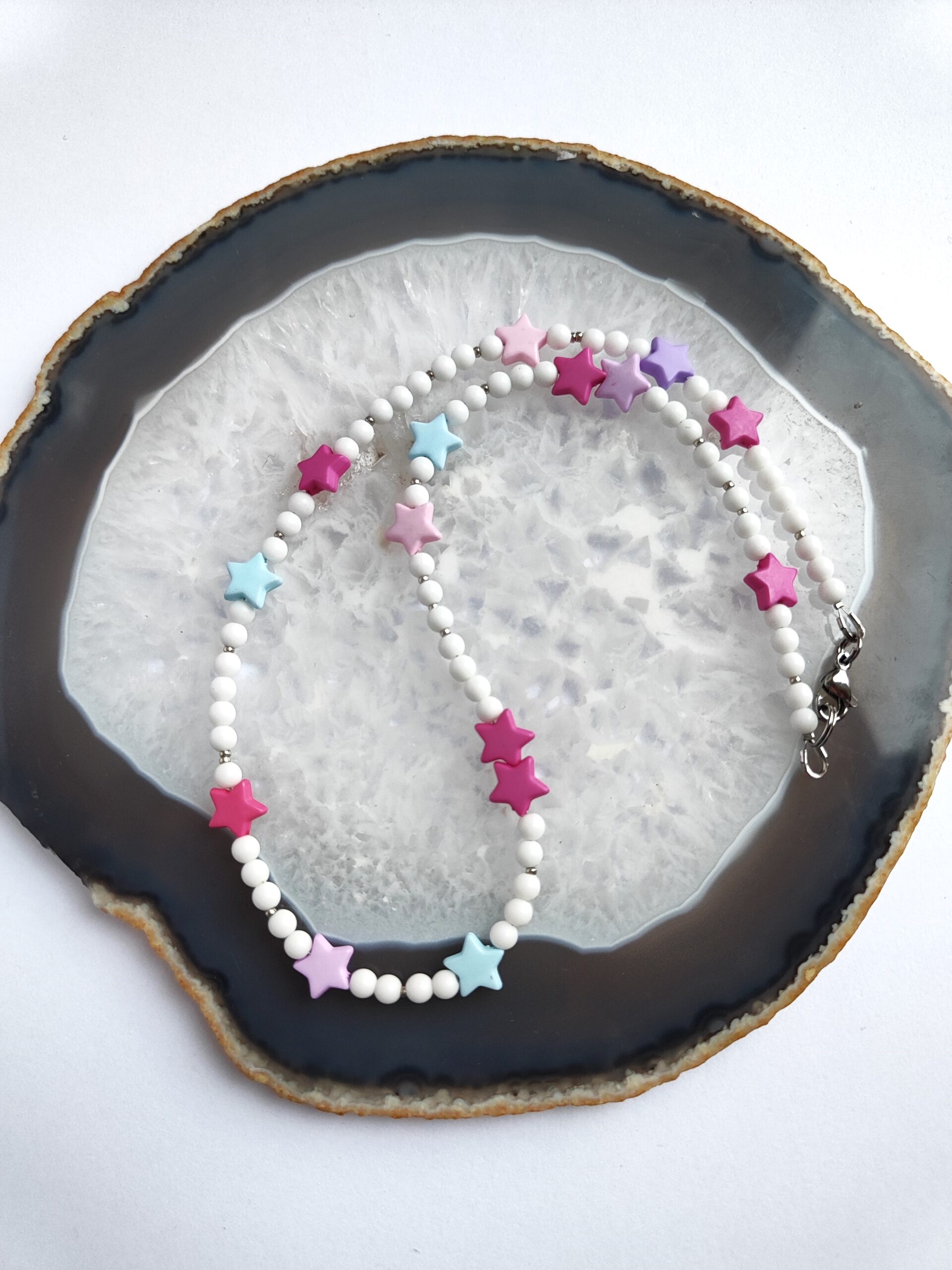 Mergaitiškas vėrinys