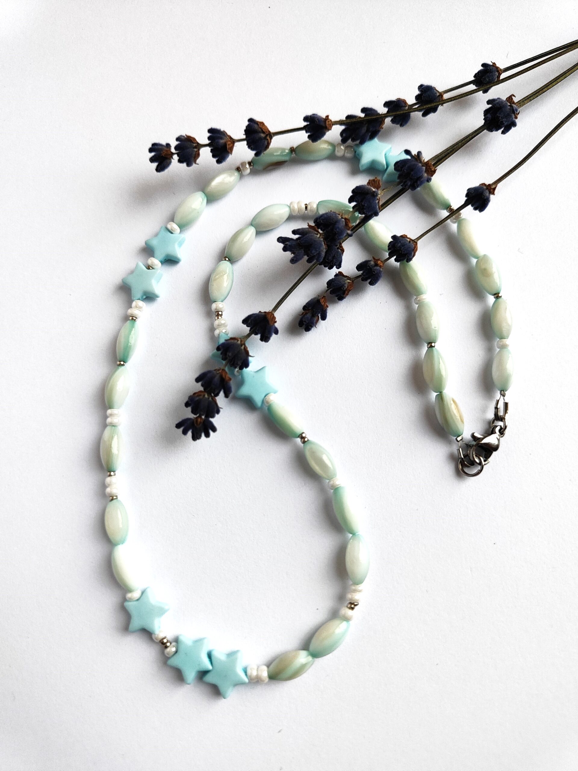 Mergaitiškas vėrinys