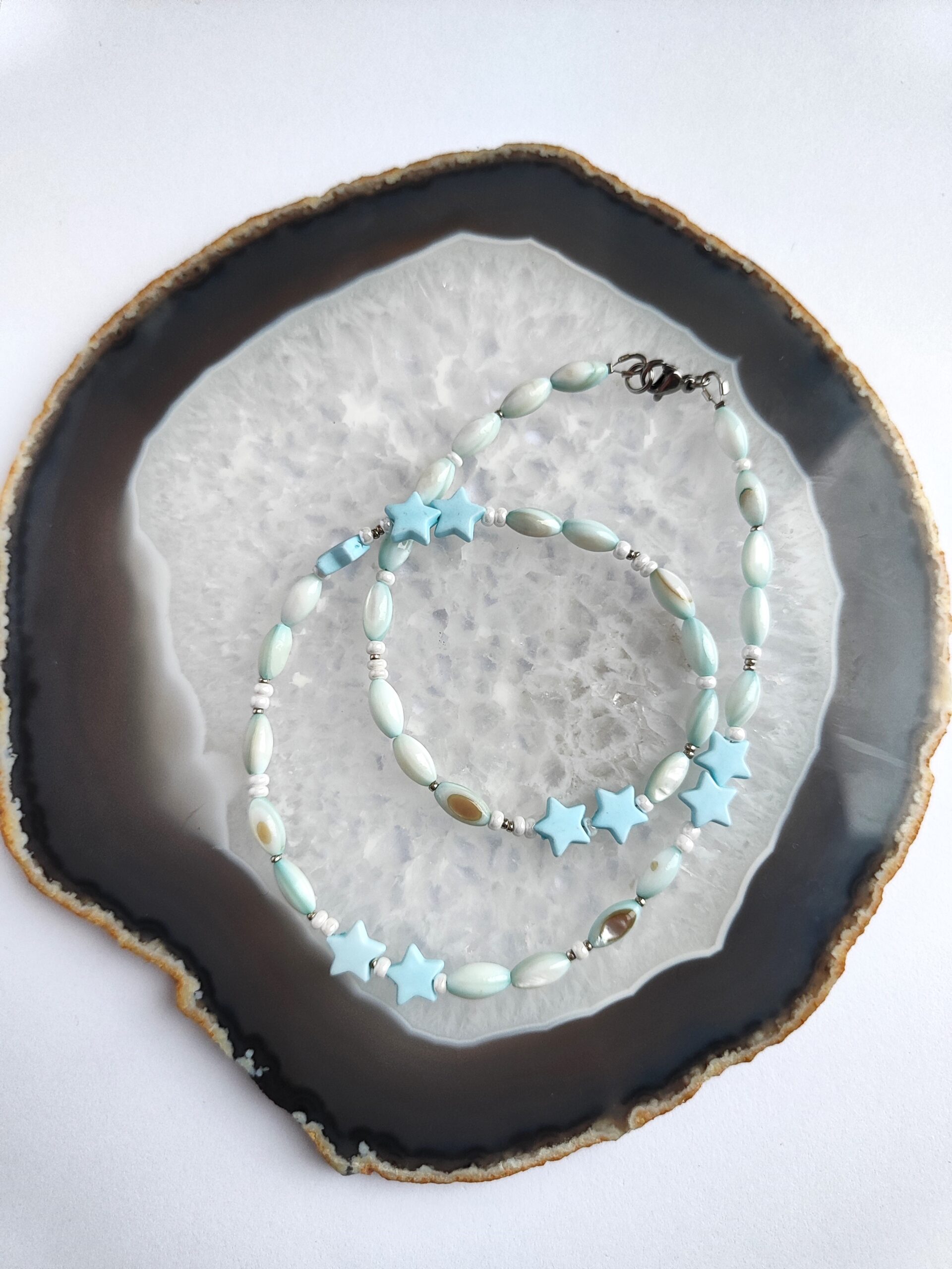 Mergaitiškas vėrinys