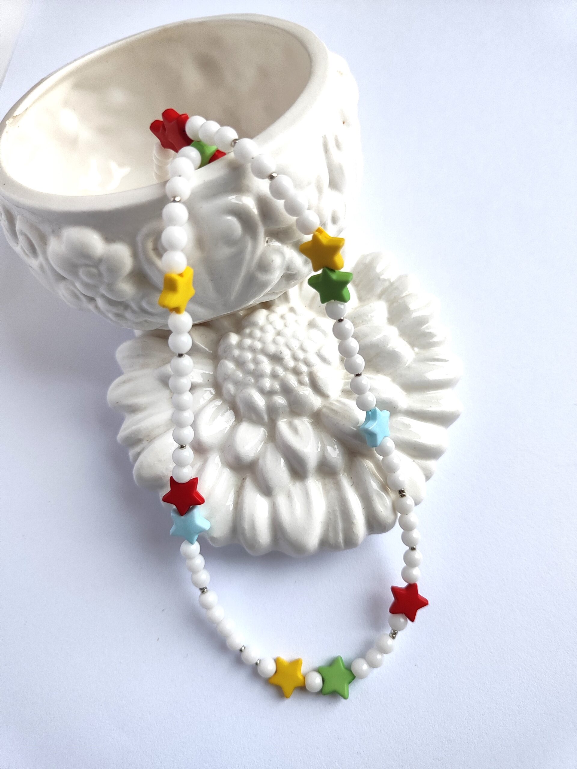 Mergaitiškas vėrinys