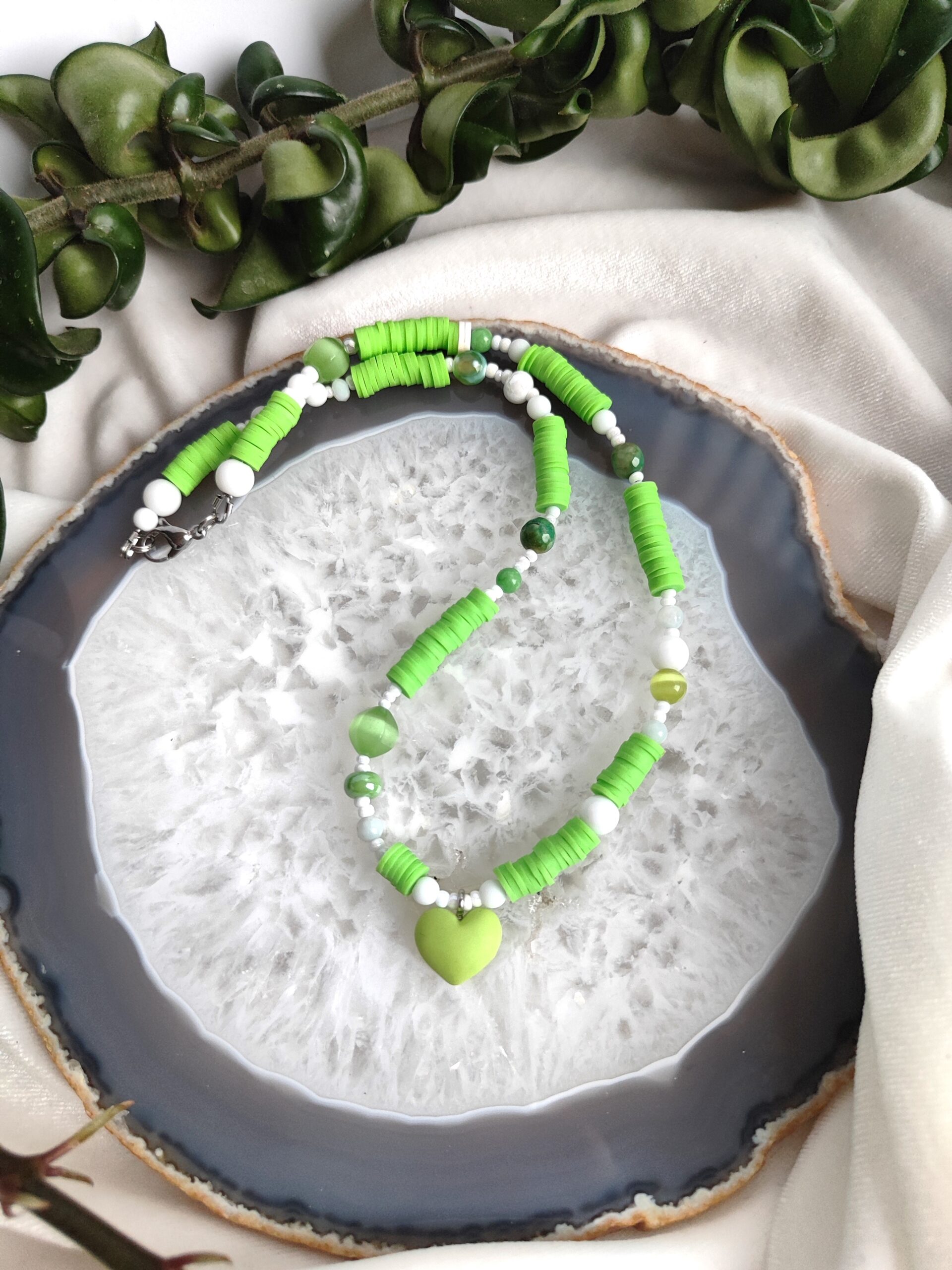 Žalsvas mergaitiškas vėrinys