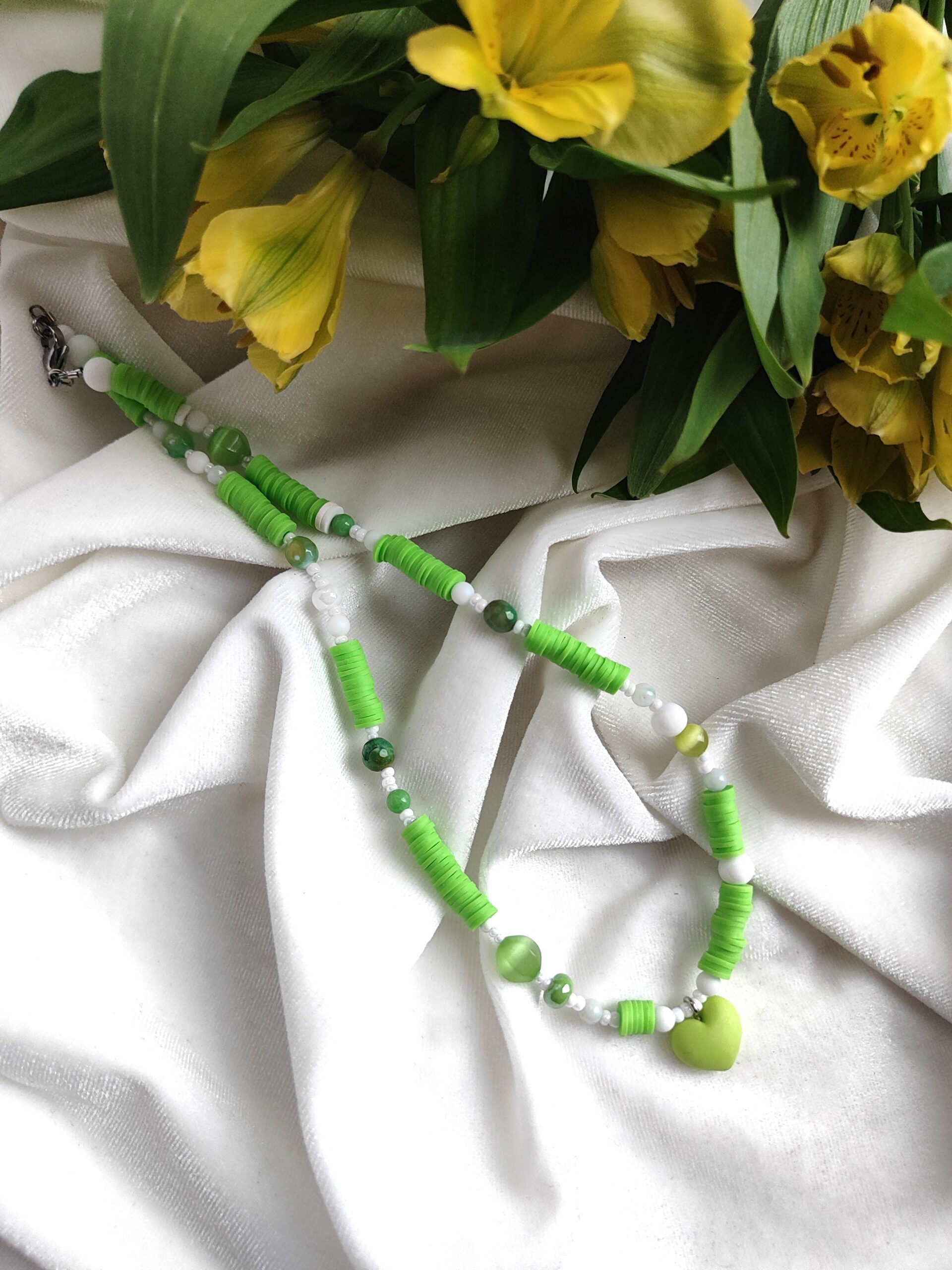 Žalsvas mergaitiškas vėrinys