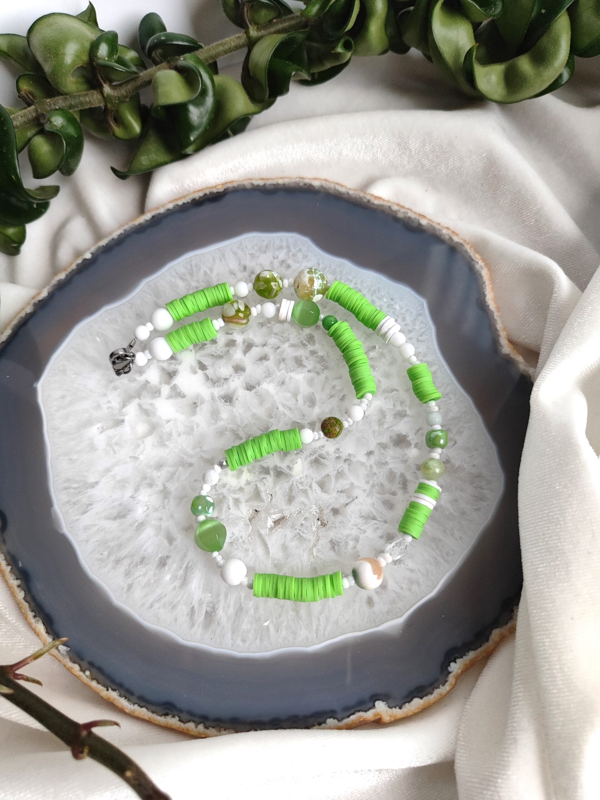 Žalsvos spalvos mergaitiškas vėrinys