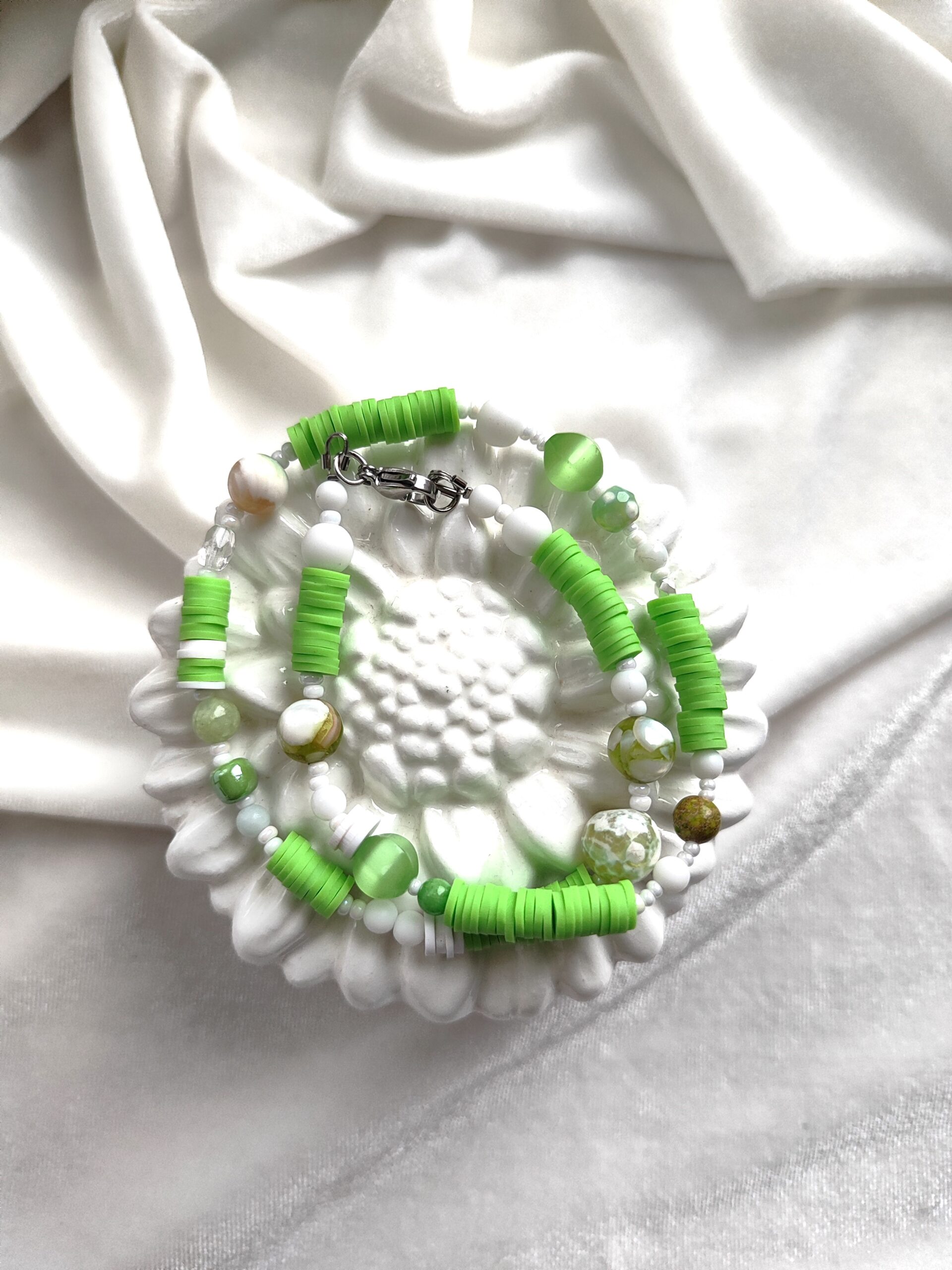 Žalsvos spalvos mergaitiškas vėrinys