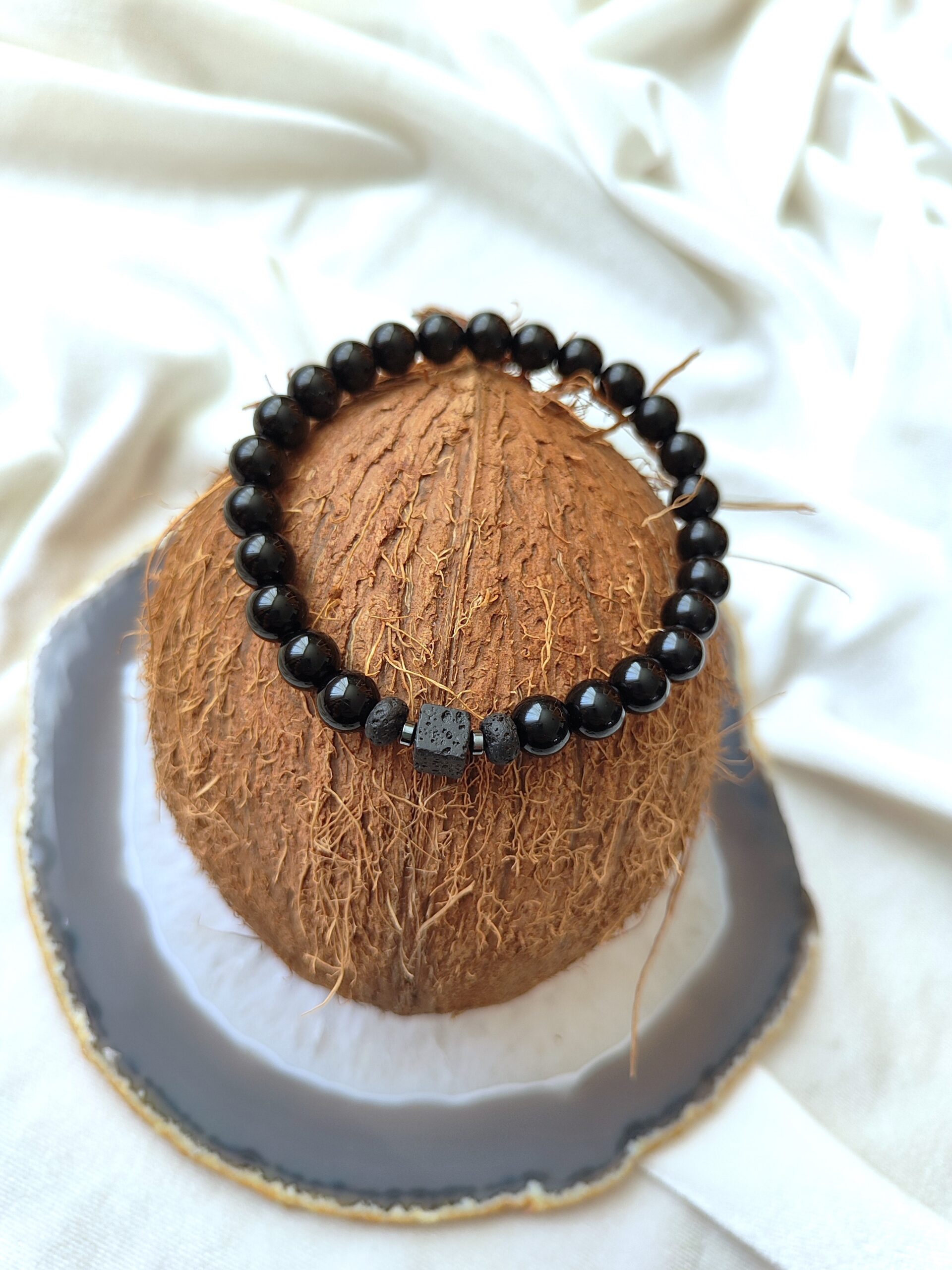 Vyriška onikso ir lavos apyrankė