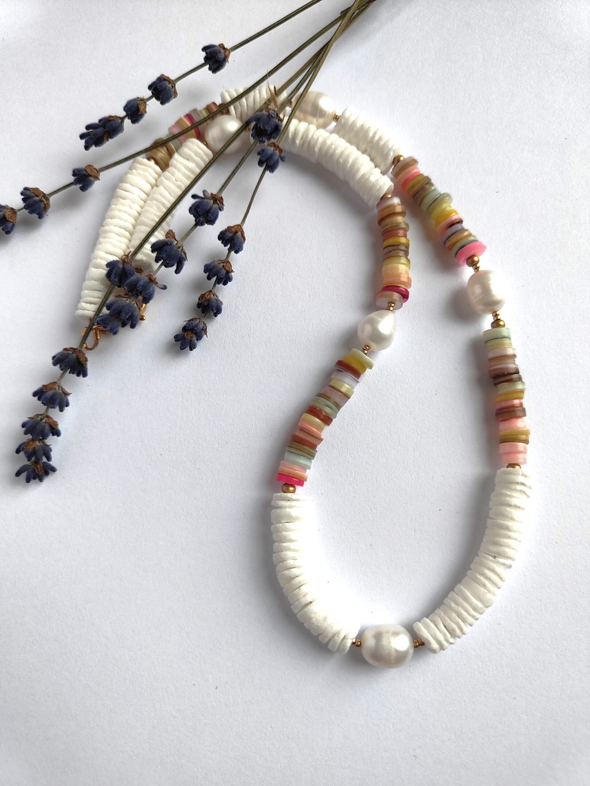 Kriauklių vėrinys su upiniais perlais