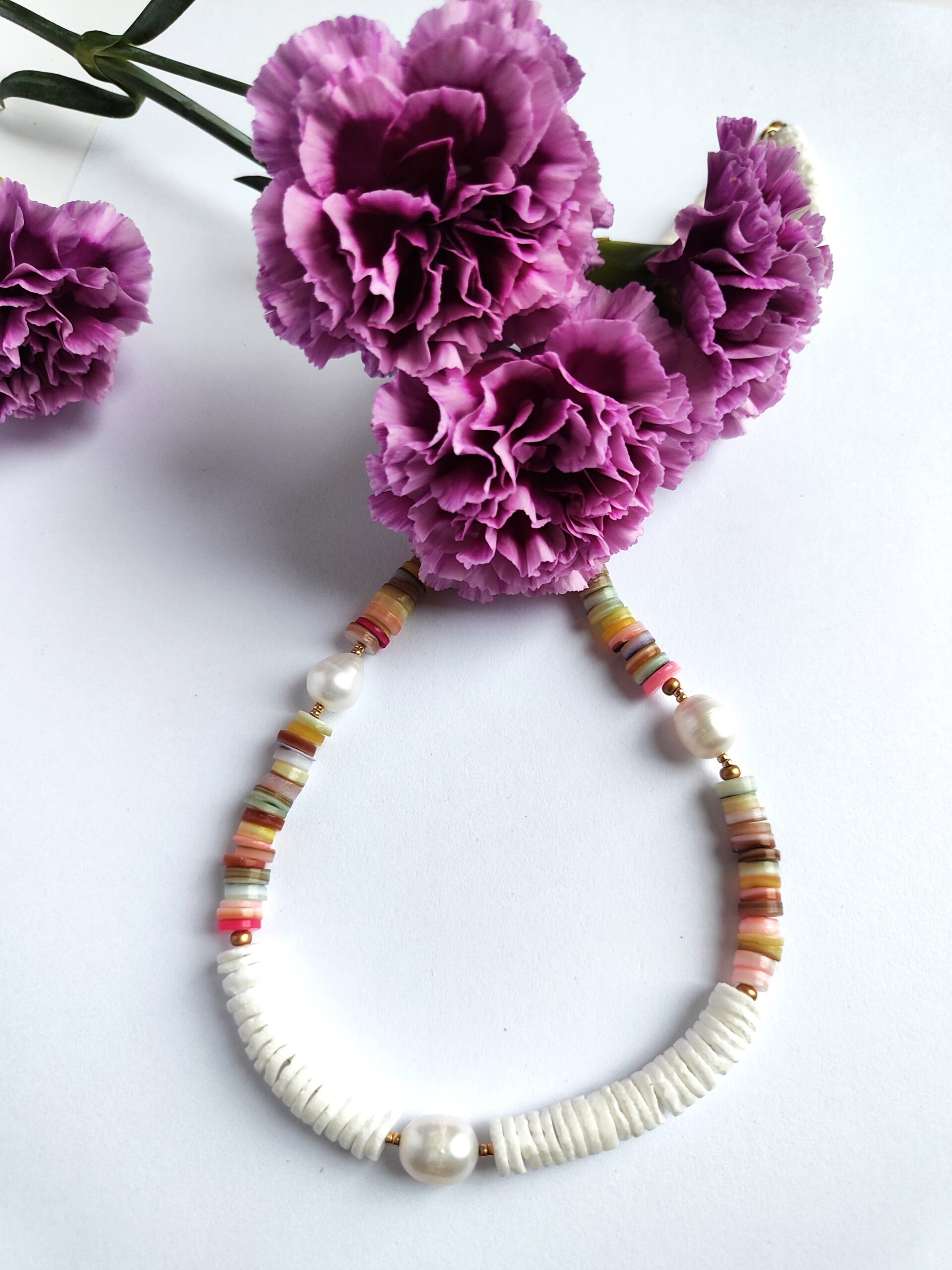 Kriauklių vėrinys su upiniais perlais