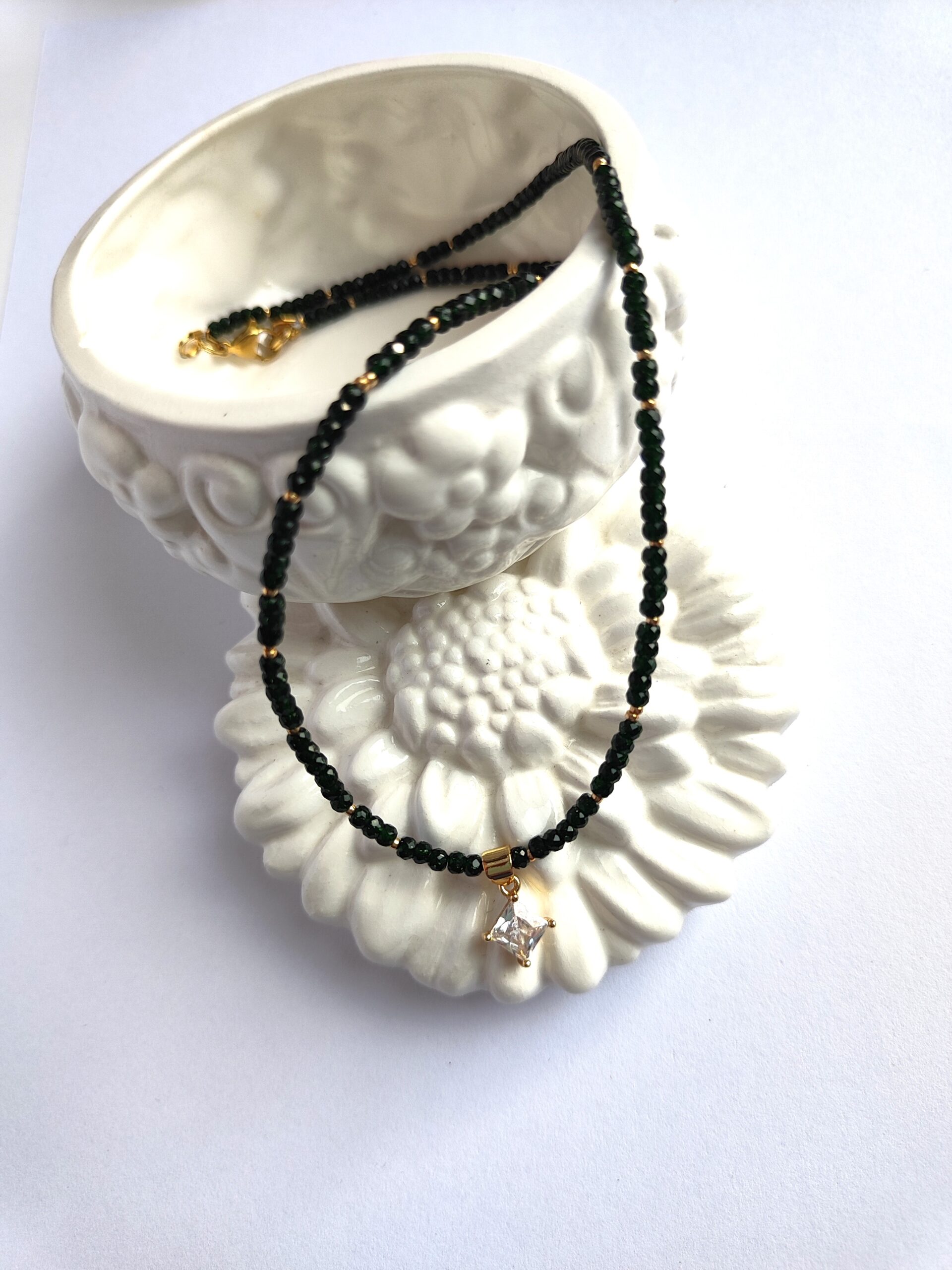 Nilo smaragdo vėrinys su pakabuku