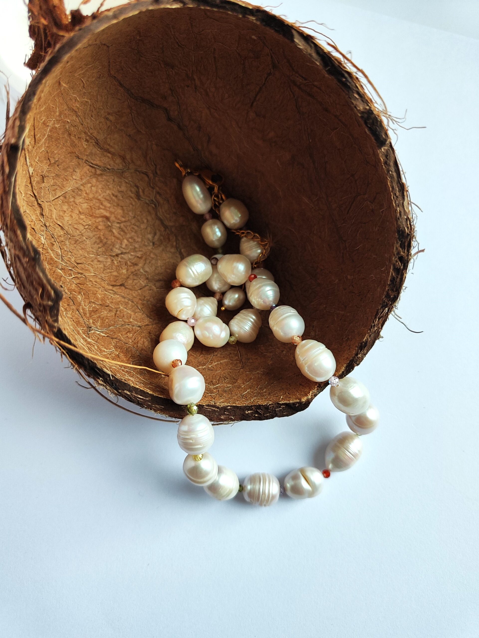 Stambių upinių perlų vėrinys