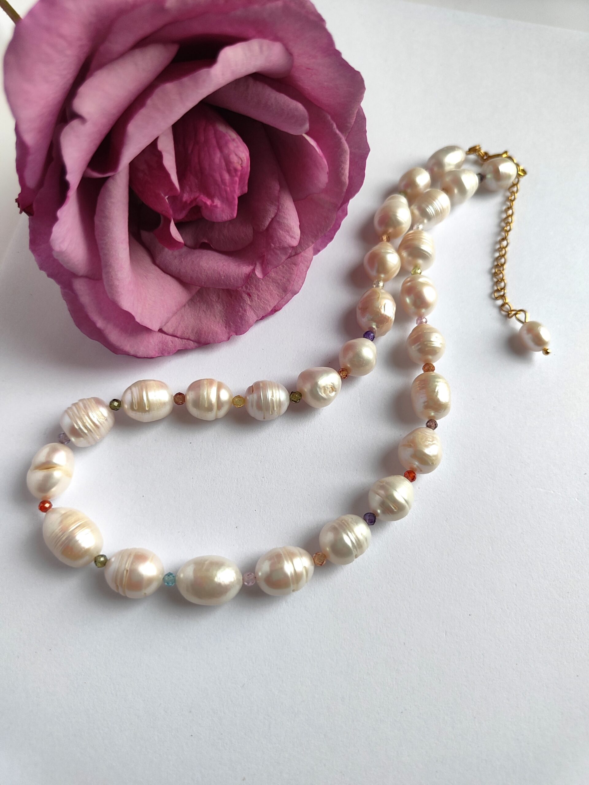 Stambių upinių perlų vėrinys