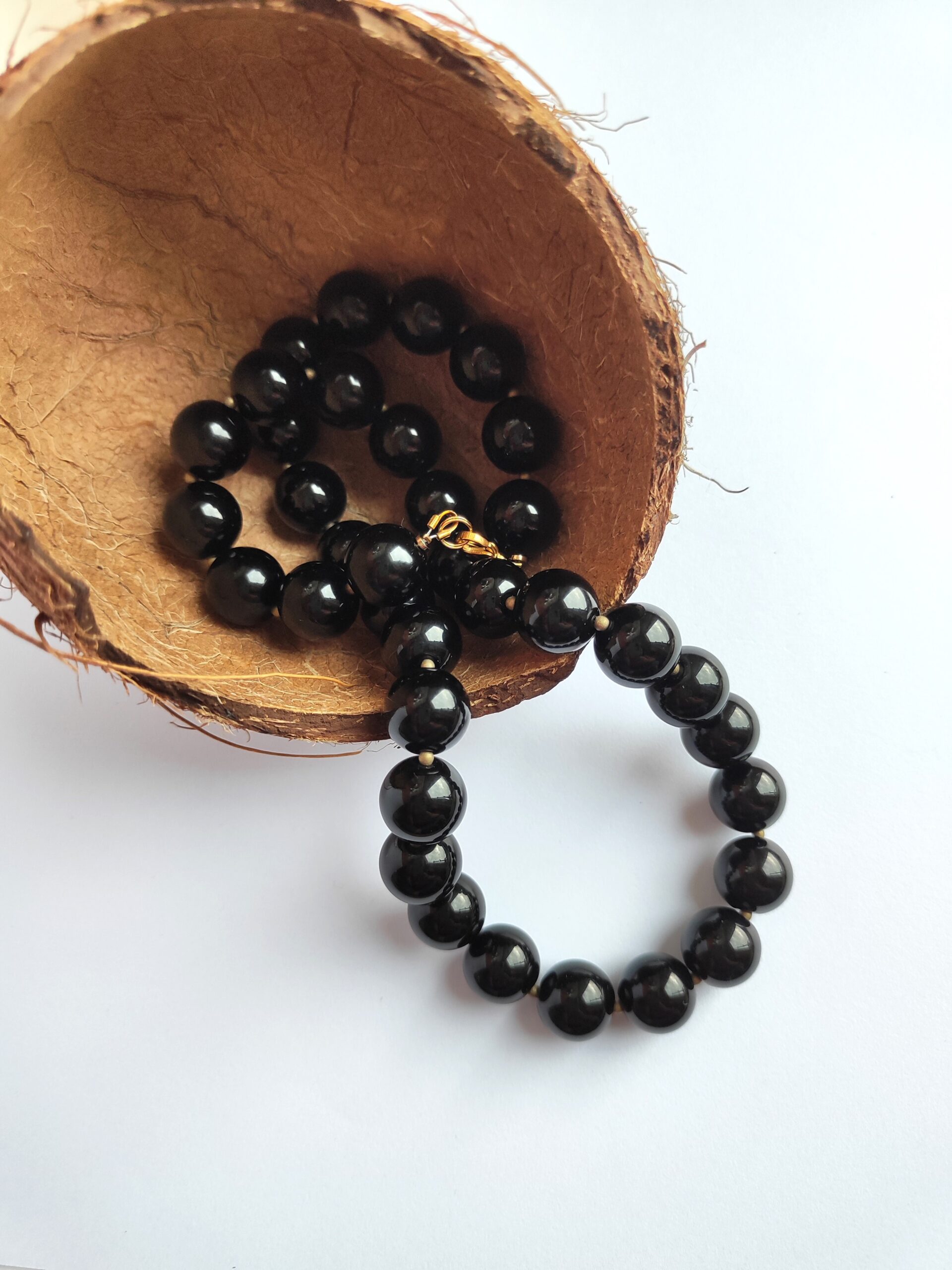 Juodo onikso vėrinys