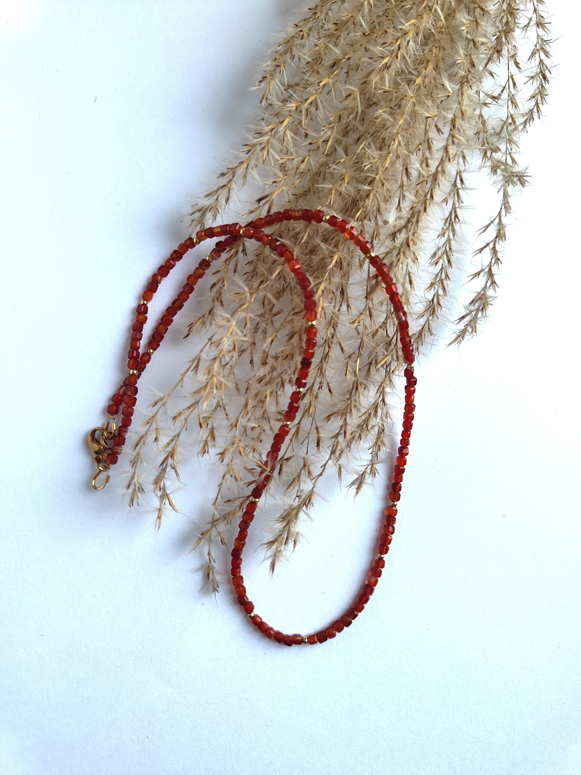 Karneolio kubelių vėrinys