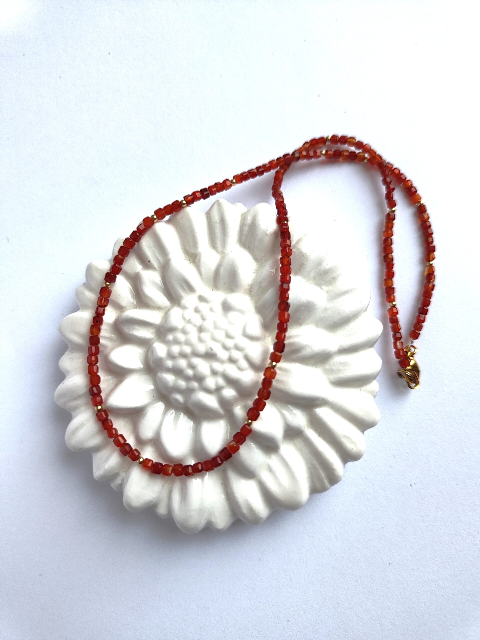 Karneolio kubelių vėrinys