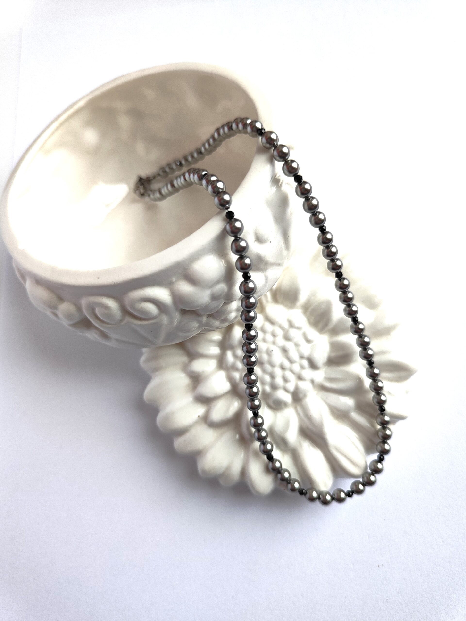 Stilingas pilkos spalvos perliukų vėrinys