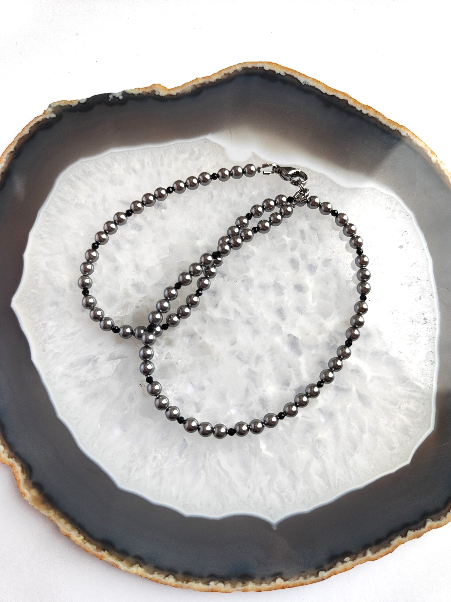 Stilingas pilkos spalvos perliukų vėrinys