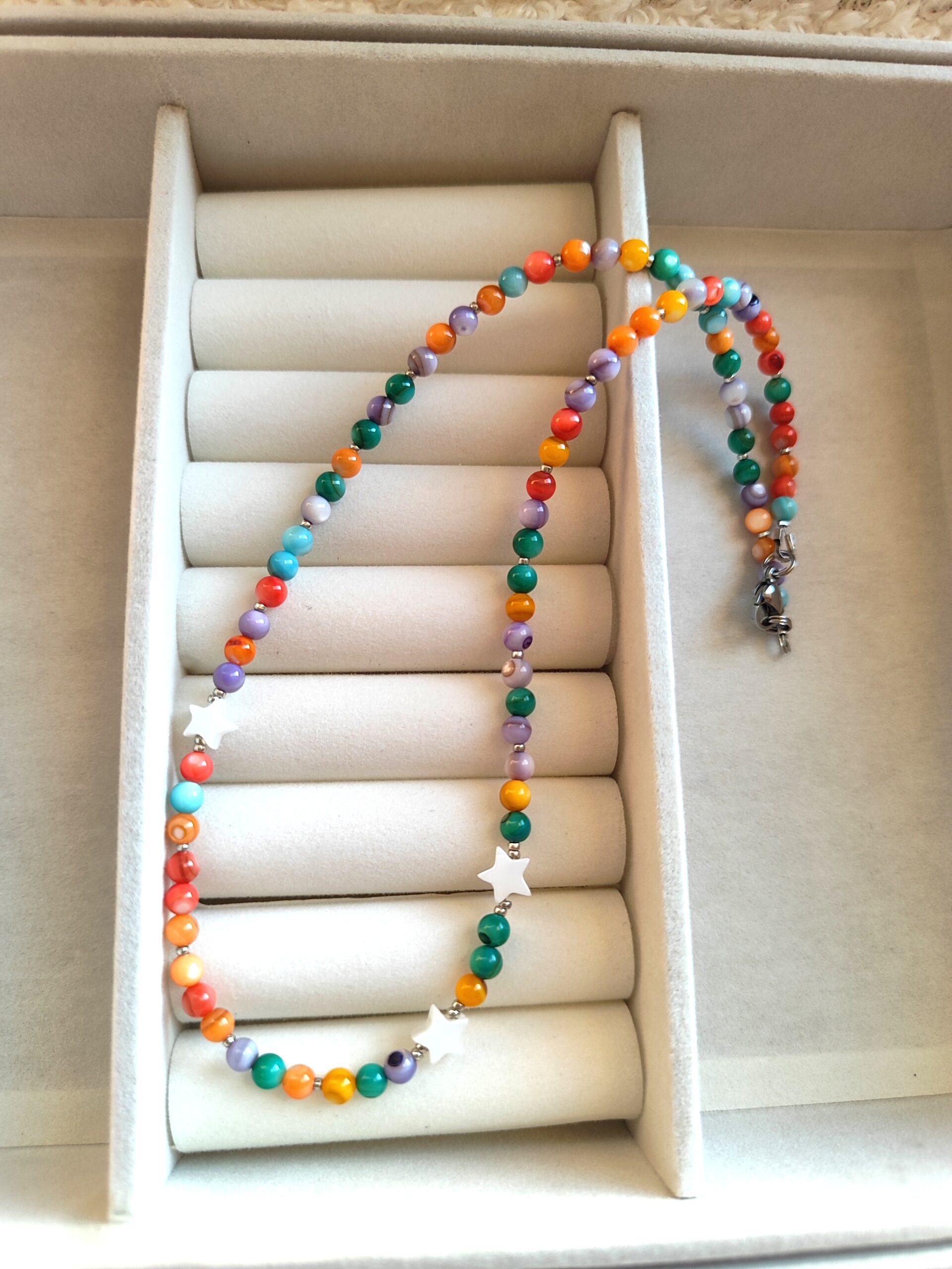 Spalvingas kriauklės vėrinys