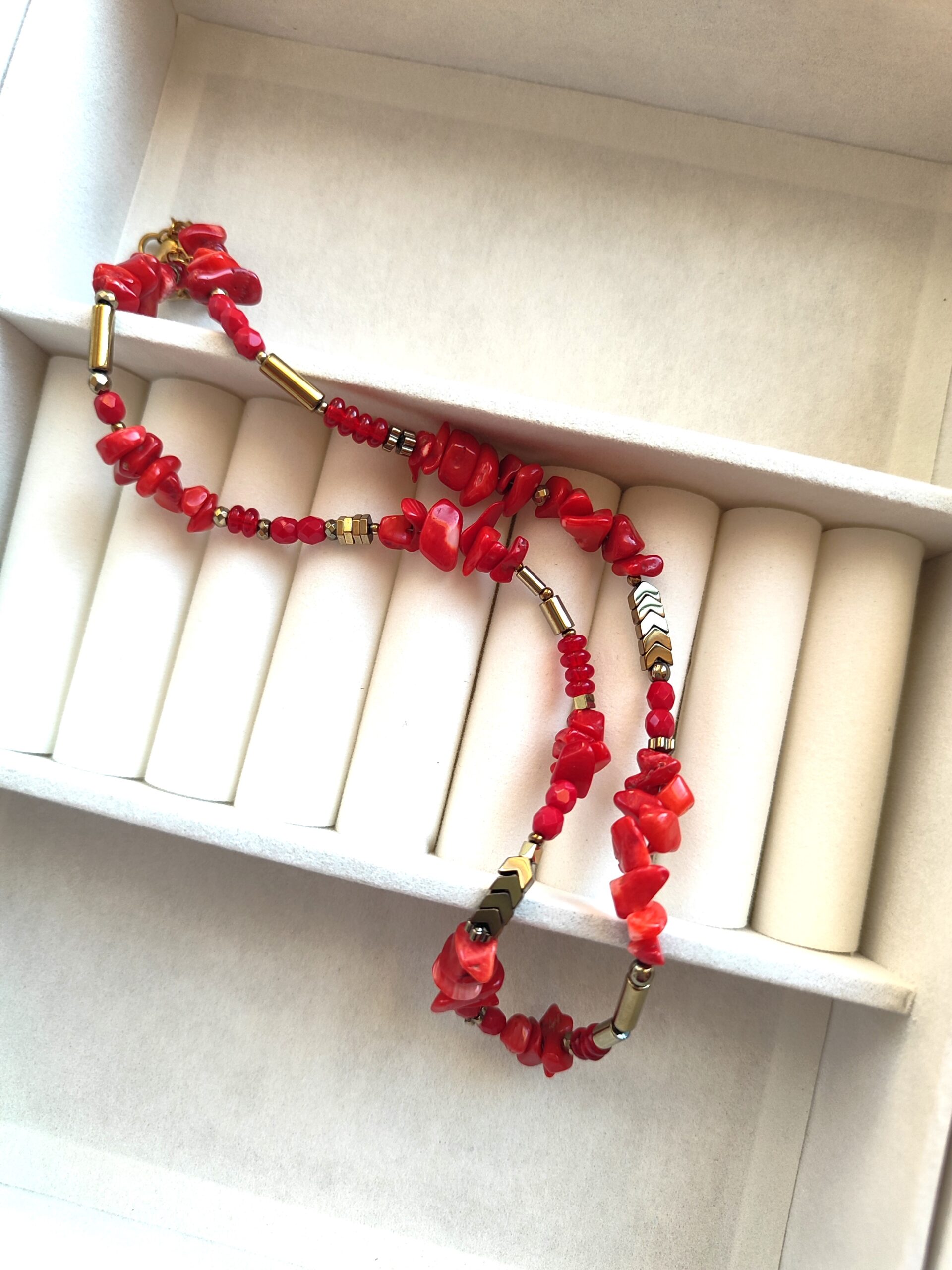 Raudono koralo vėrinys