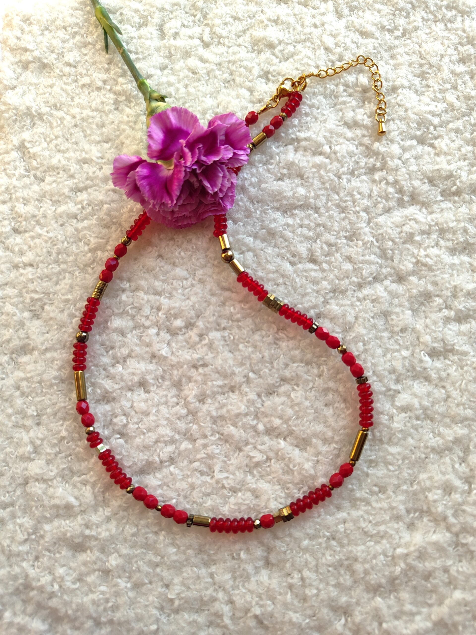 Raudono stiklo vėrinys