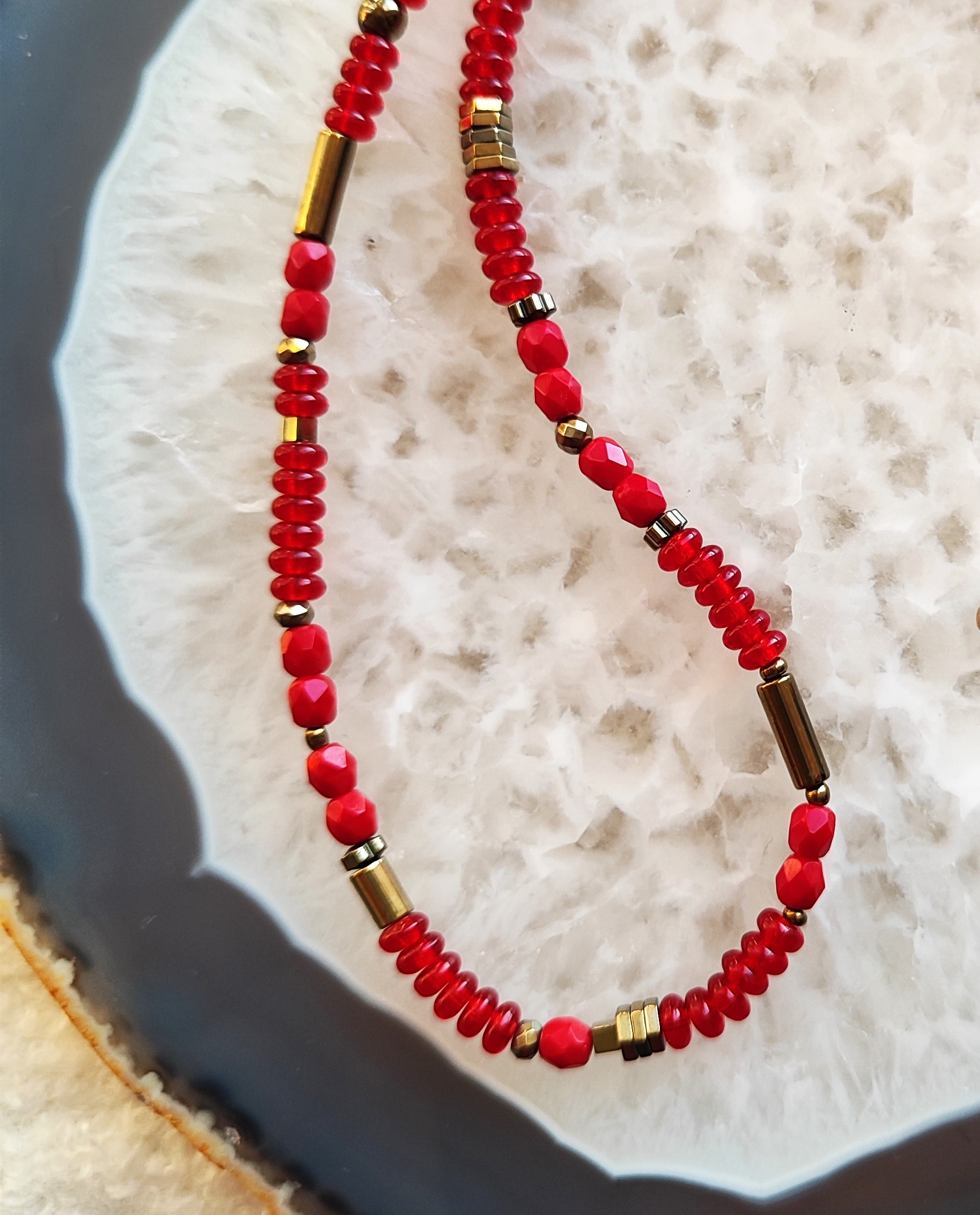 Raudono stiklo vėrinys