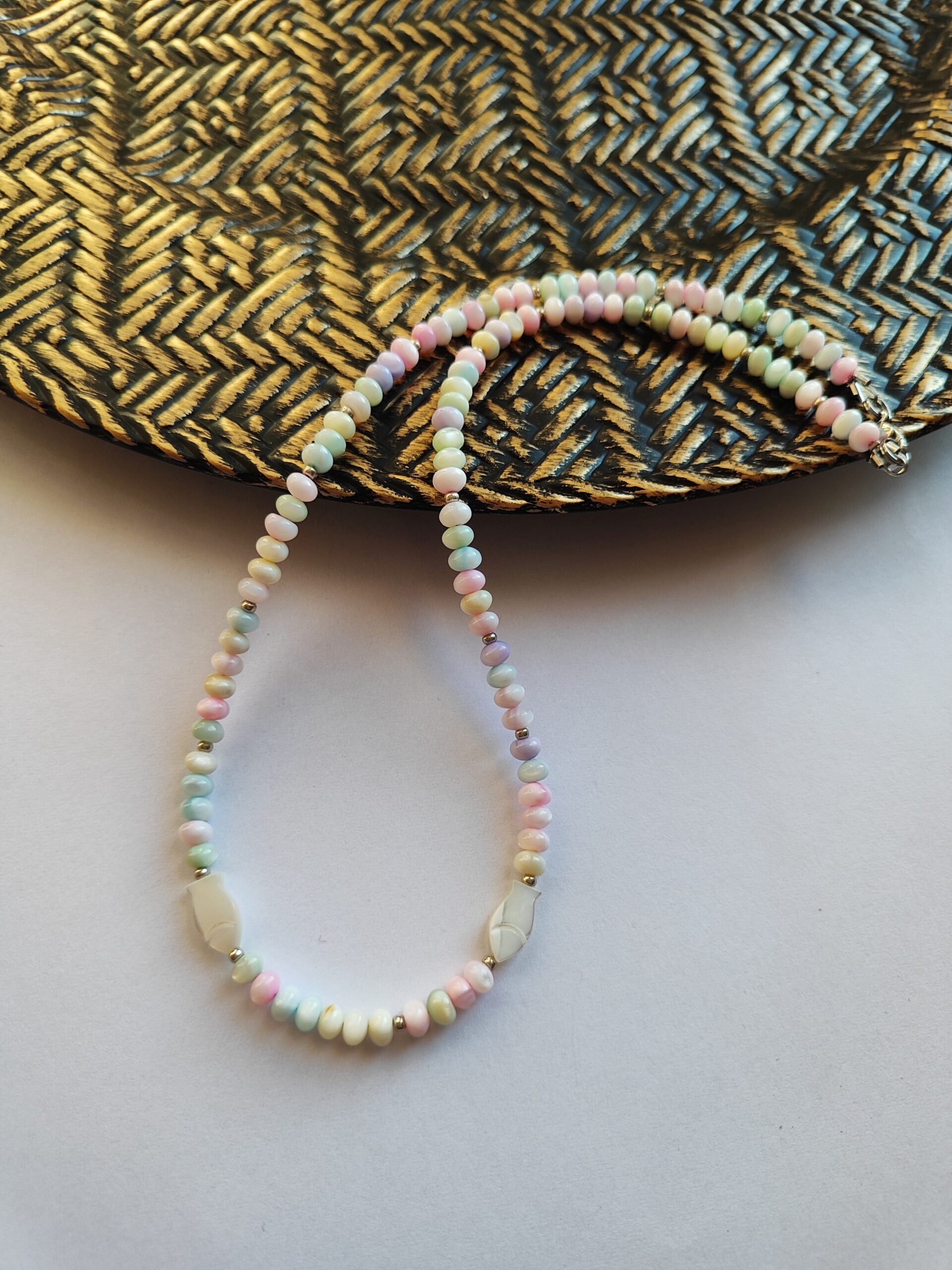 Pastelinių spalvų kriauklės vėrinys