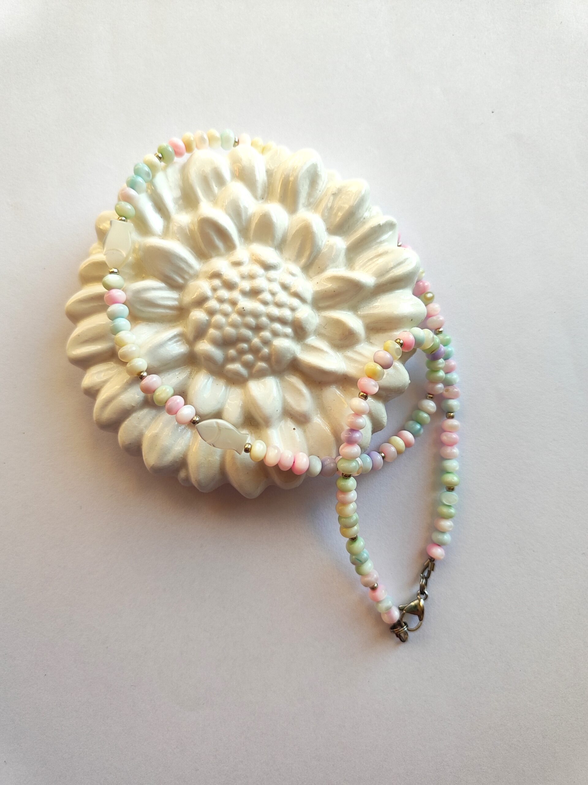 Pastelinių spalvų kriauklės vėrinys