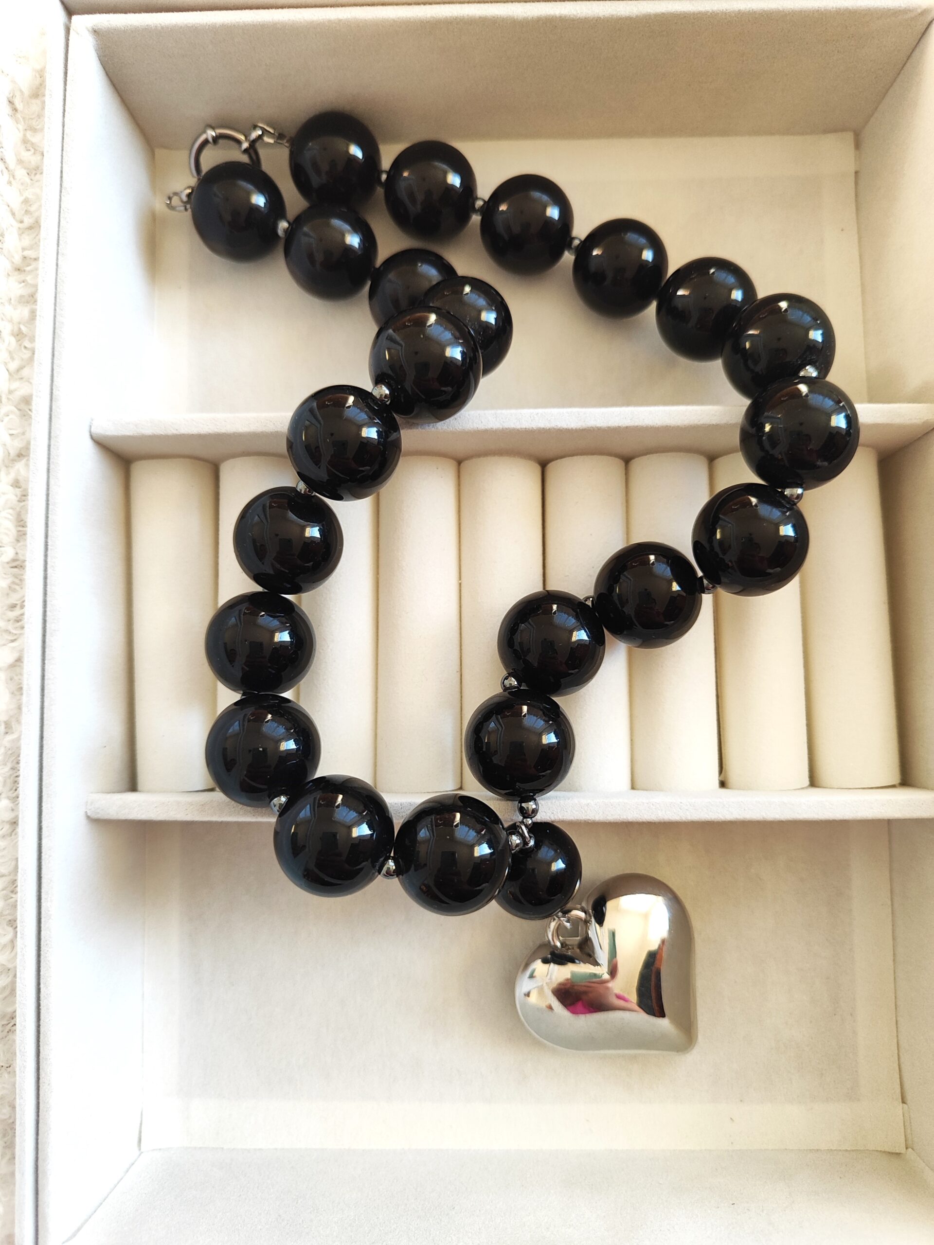 Stambus onikso vėrinys