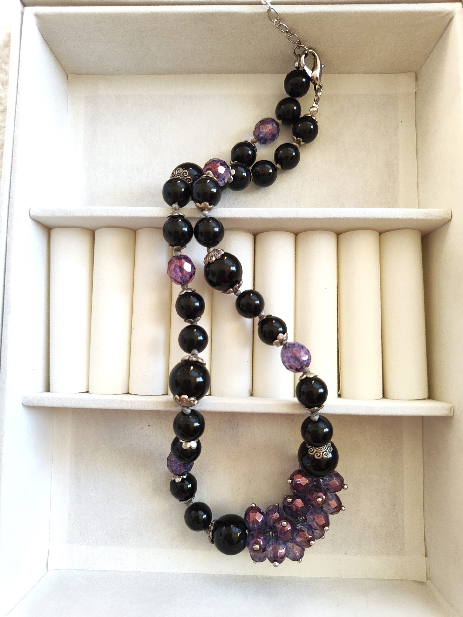 Juodas onikso vėrinys su čekišku stiklu