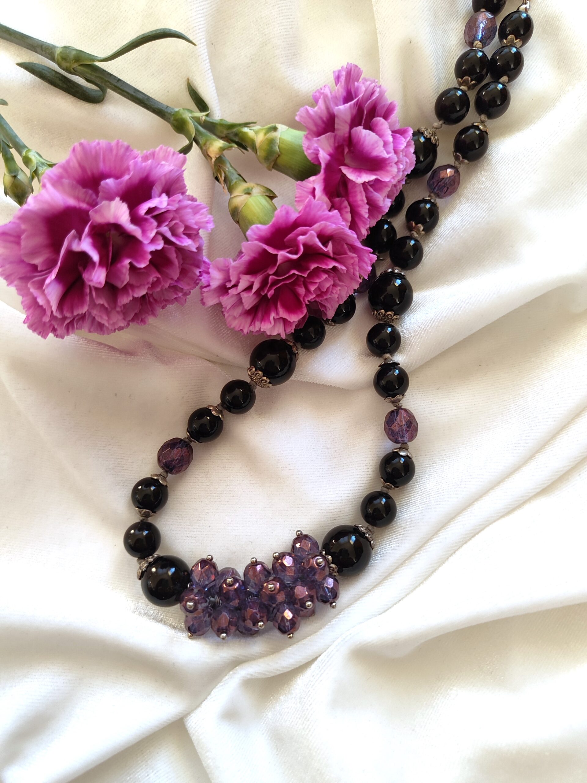 Juodas onikso vėrinys su čekišku stiklu