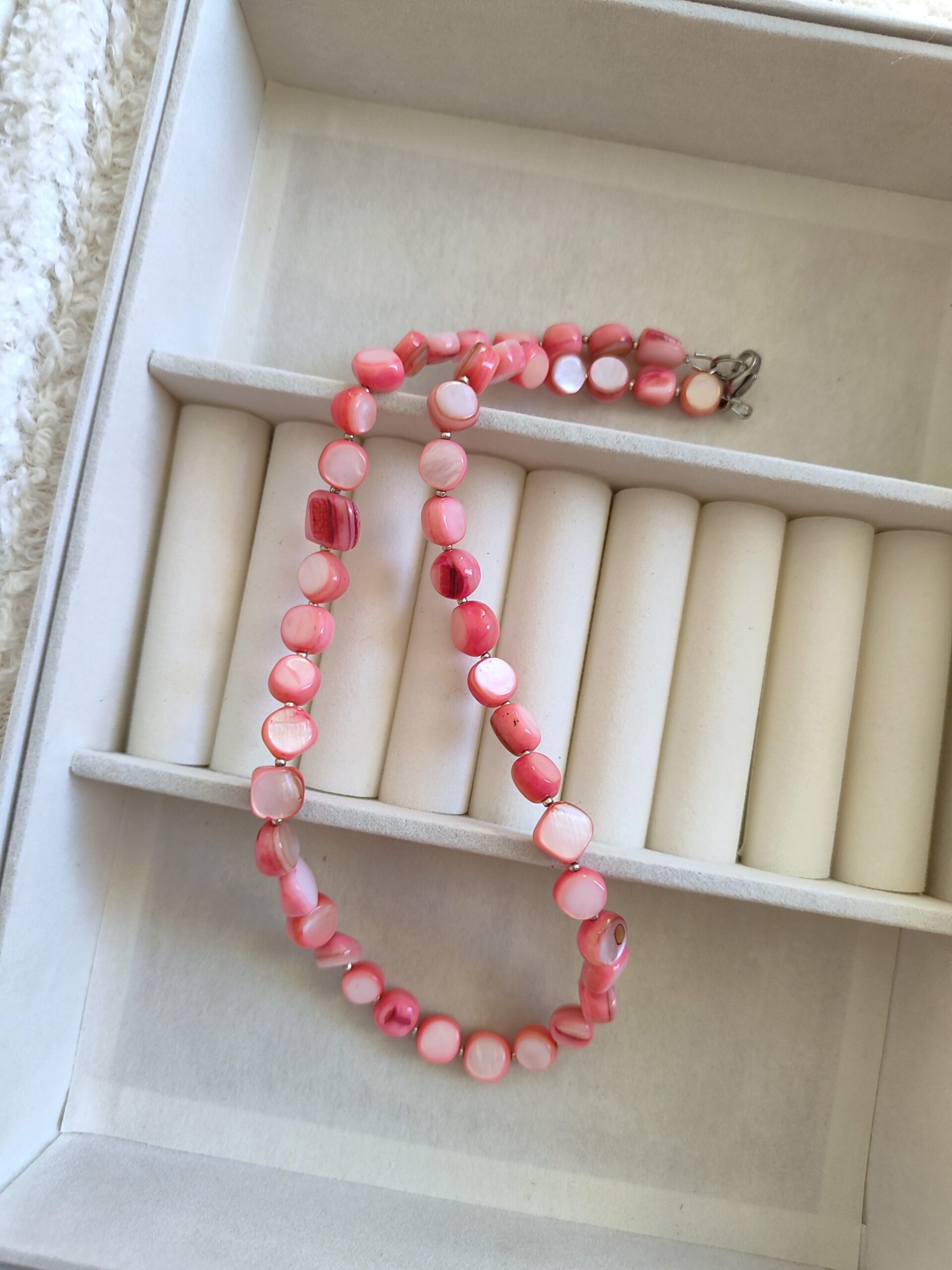 Netaisyklingos formos kriauklės vėrinys