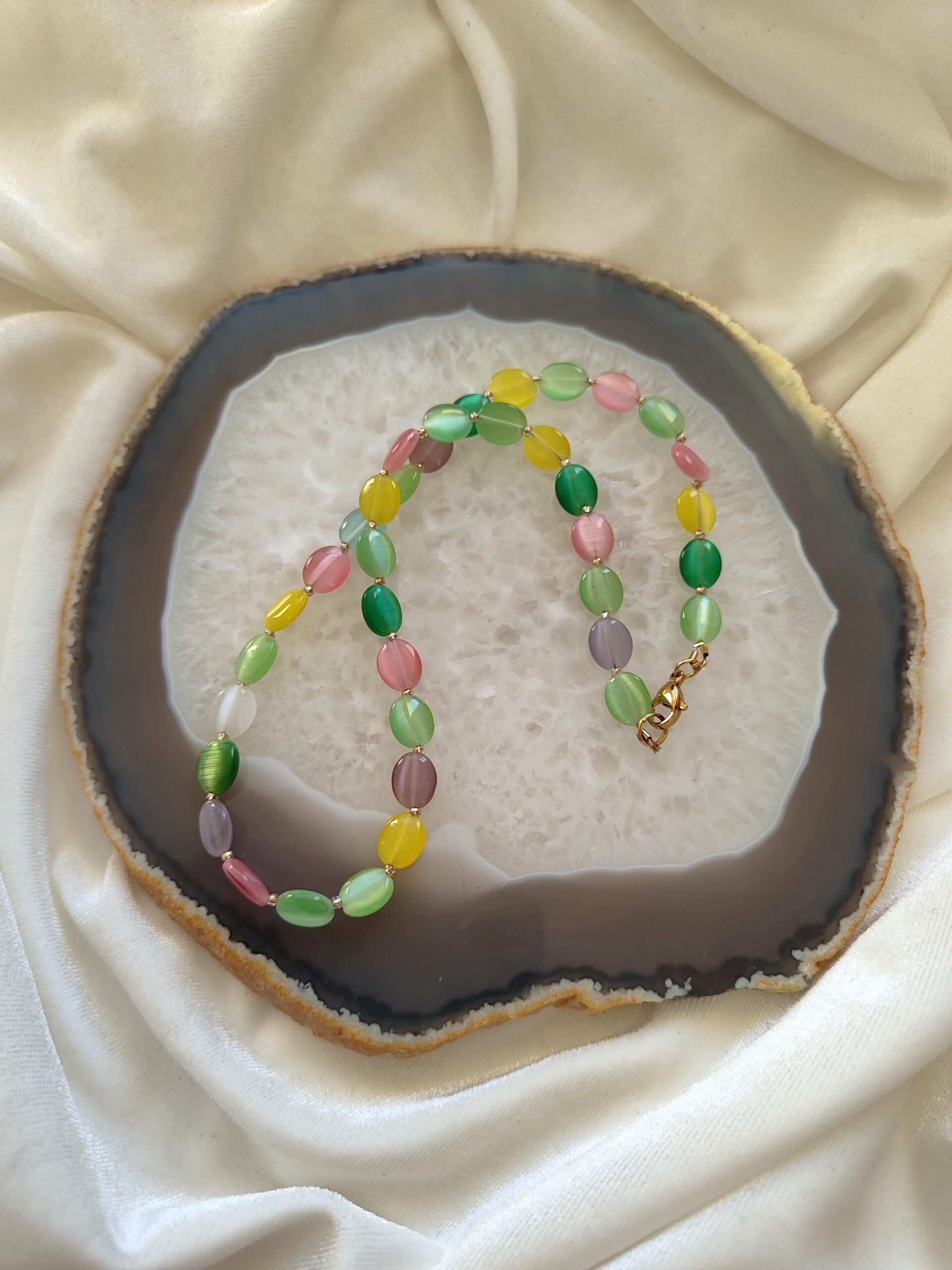 Spalvotas katės akies vėrinukas