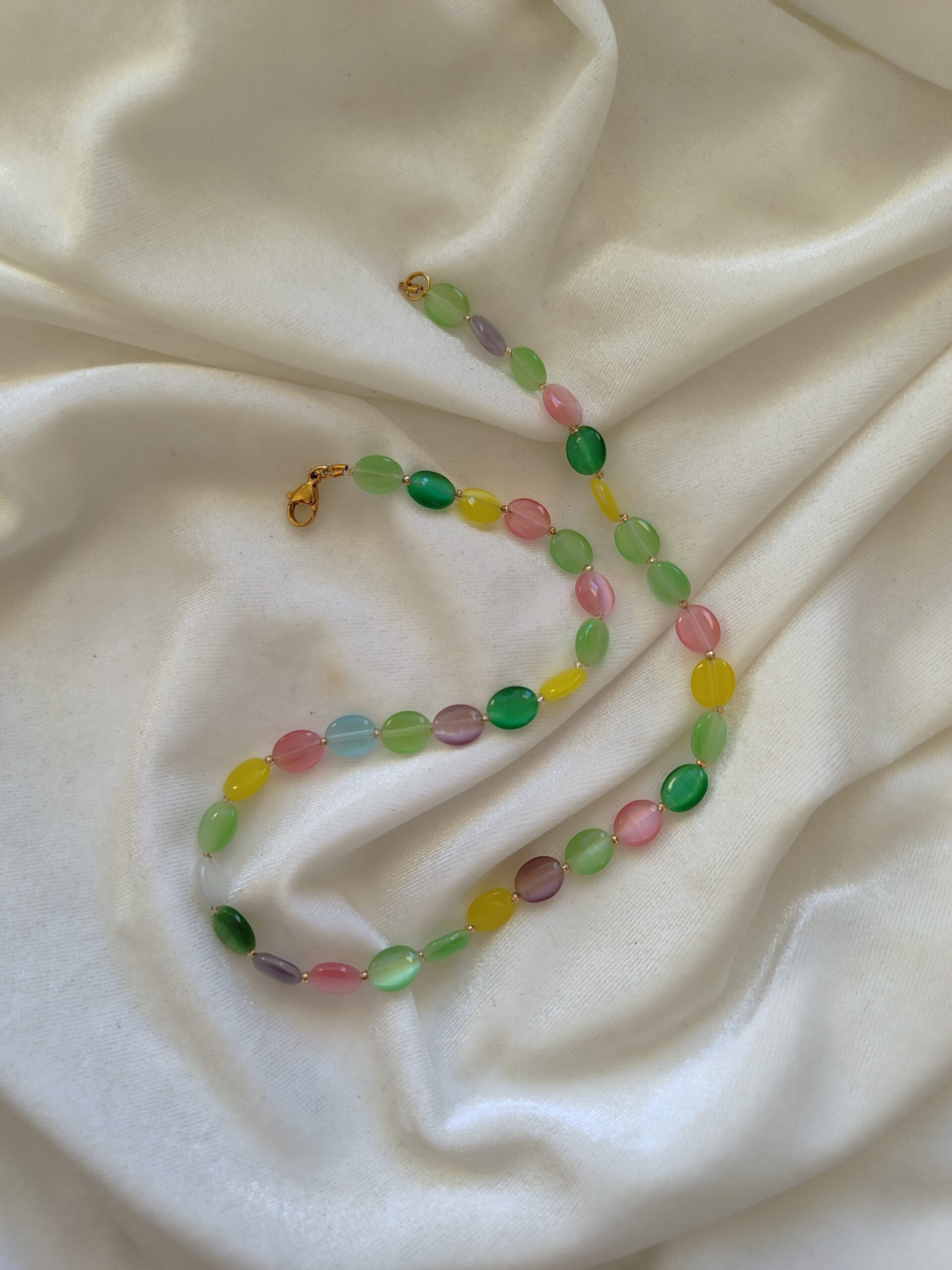 Spalvotas katės akies vėrinukas