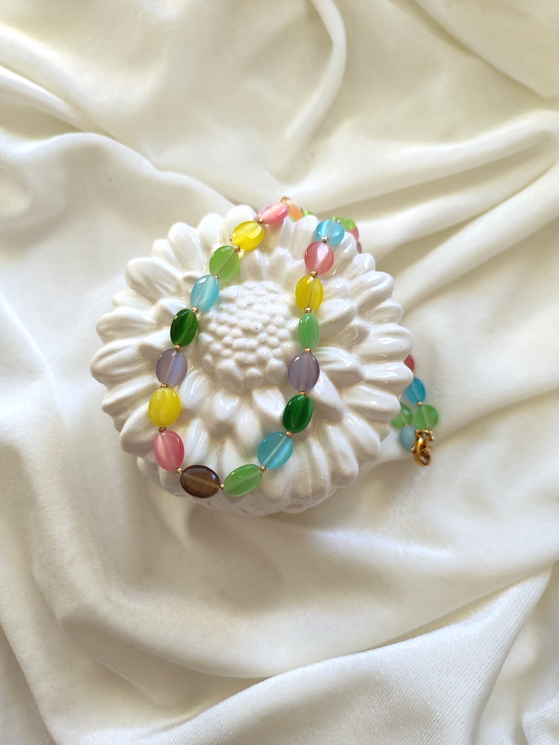 Spalvingas katės akies vėrinukas