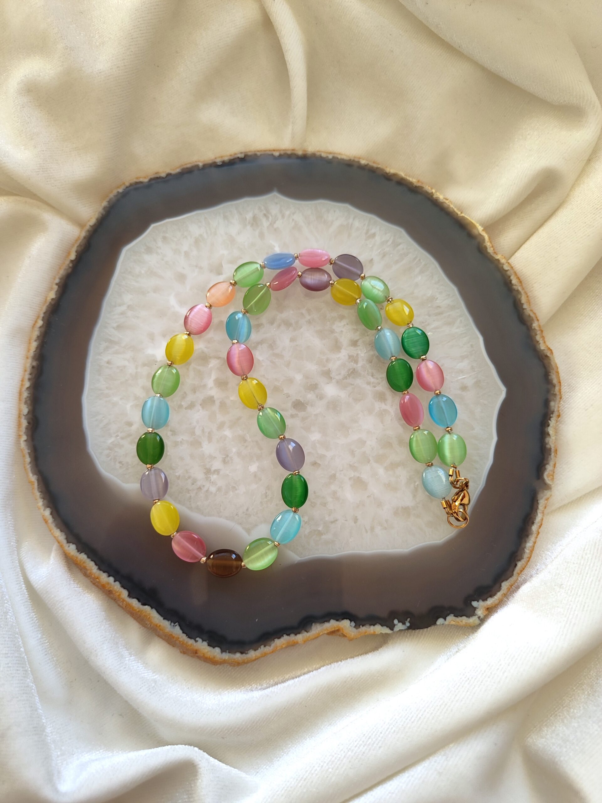 Spalvingas katės akies vėrinukas