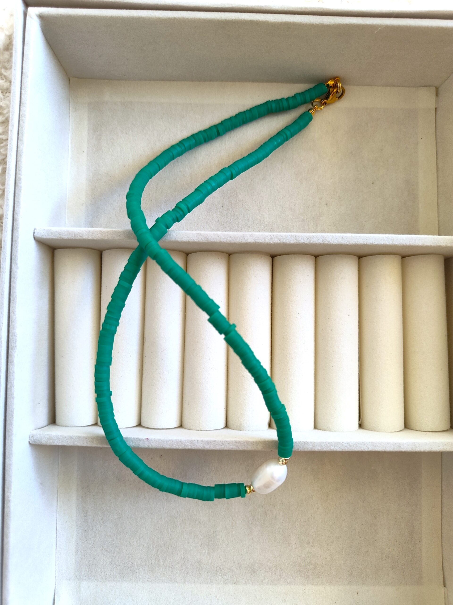 Žalios spalvos vėrinys su upiniu perlu