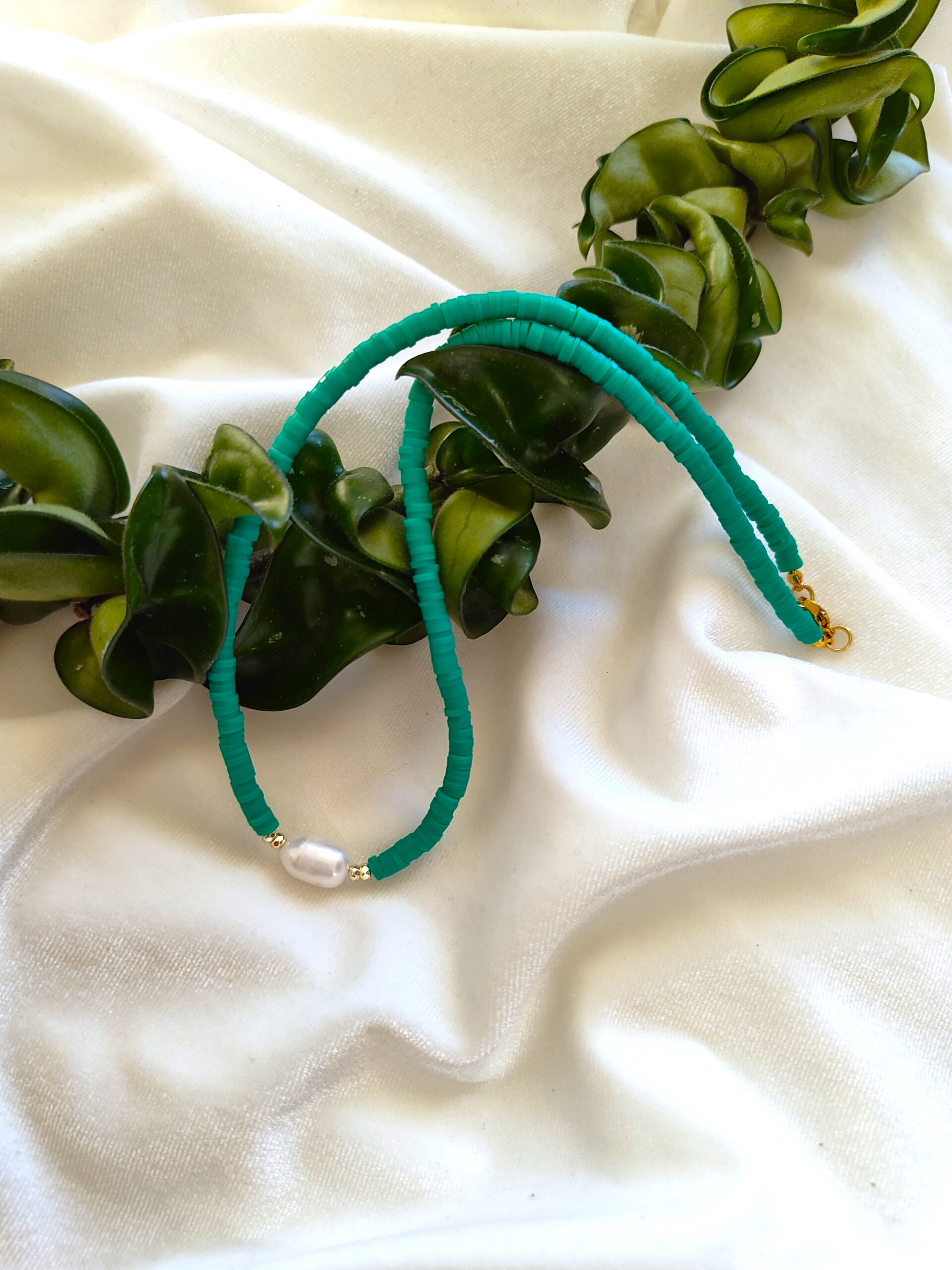 Žalios spalvos vėrinys su upiniu perlu