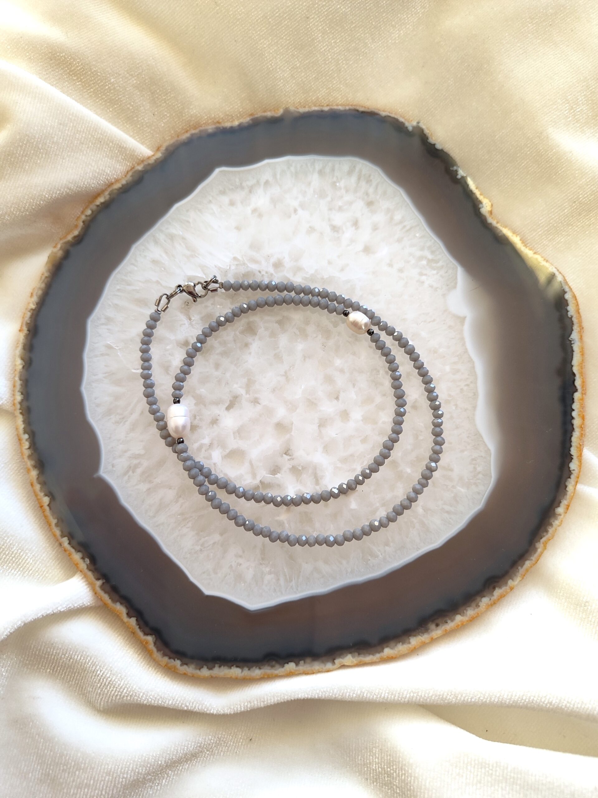 Pilkos spalvos kristalų vėrinys