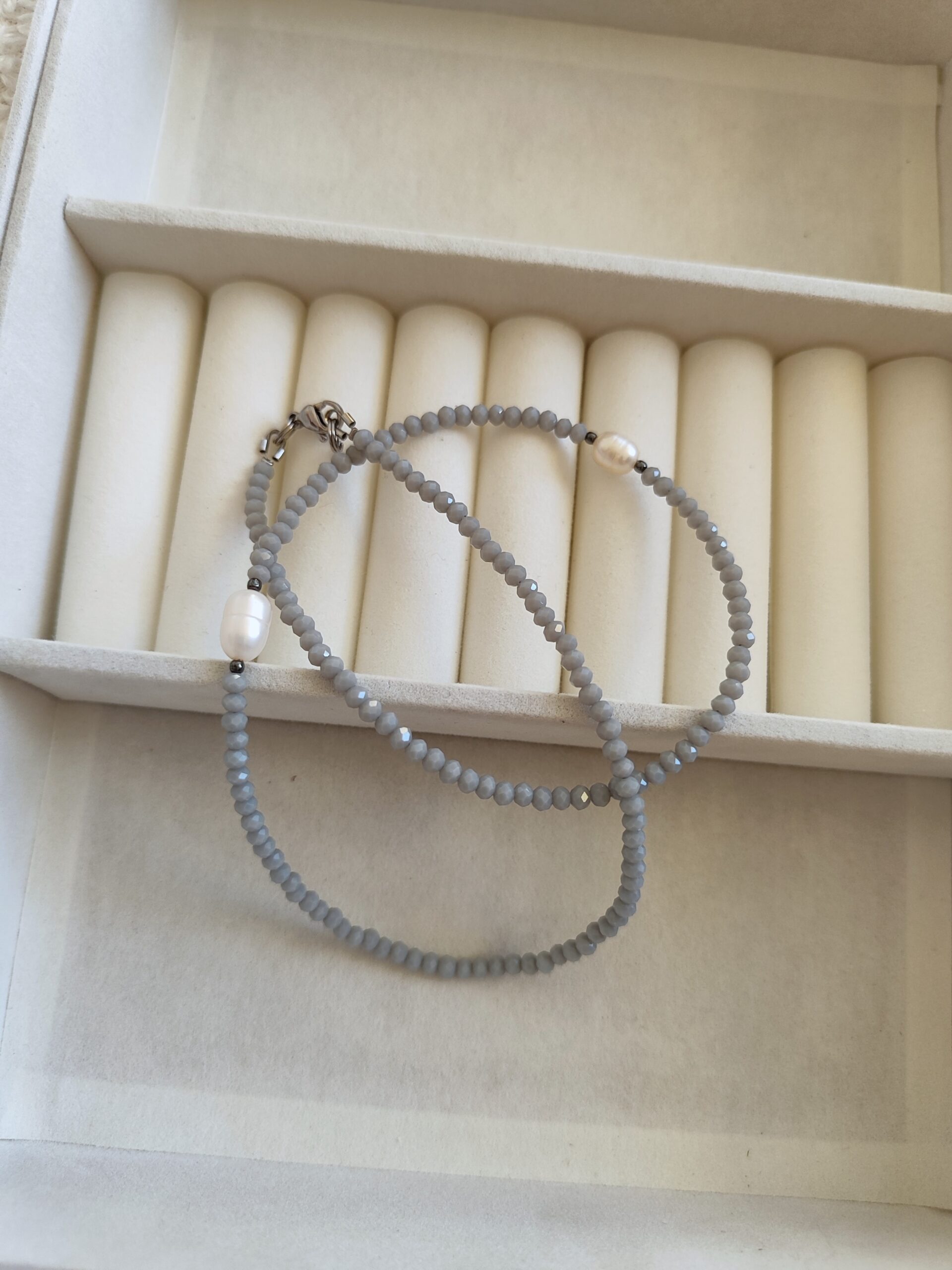 Pilkos spalvos kristalų vėrinys