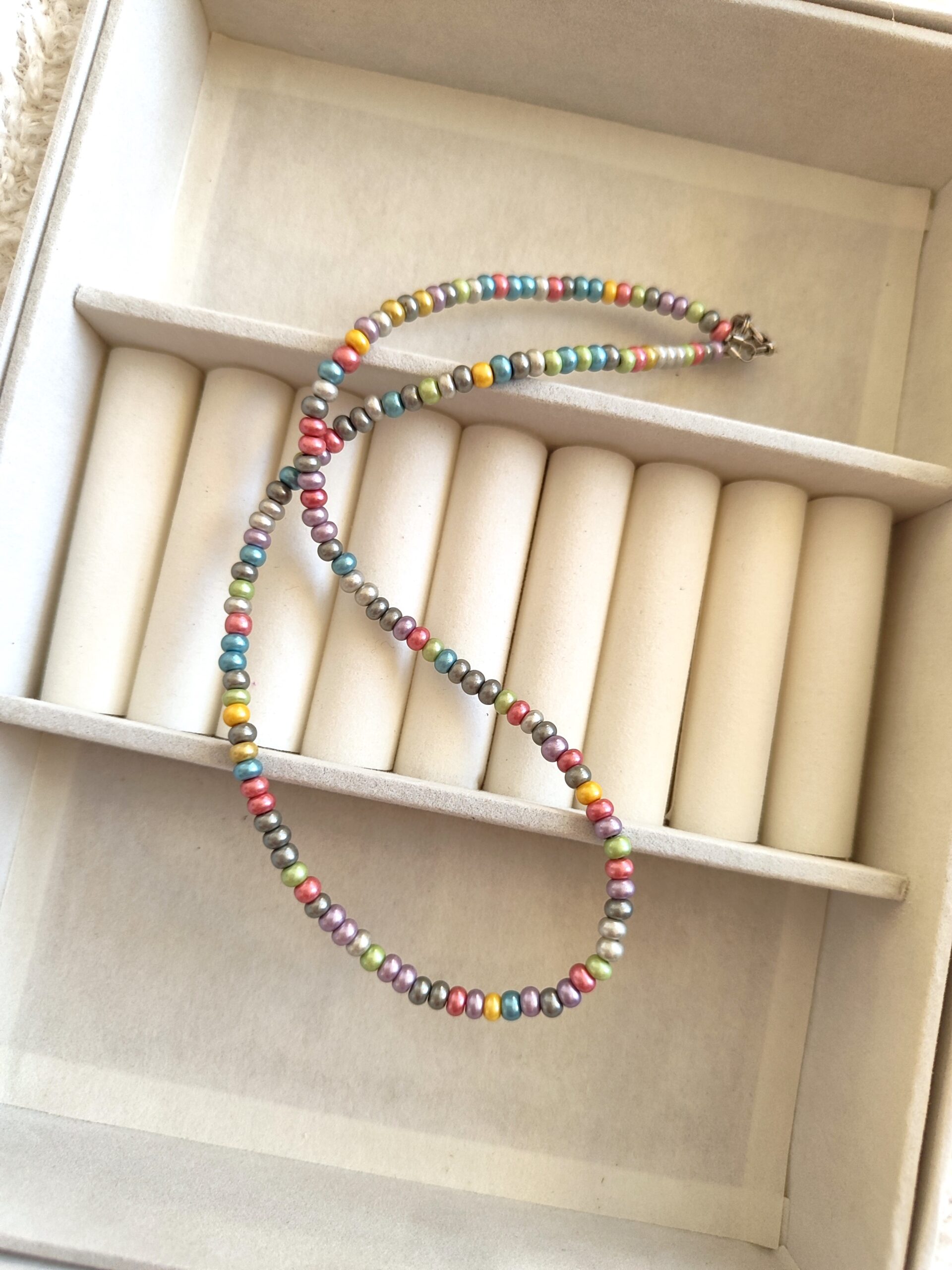 Spalvingas stiklo vėrinukas