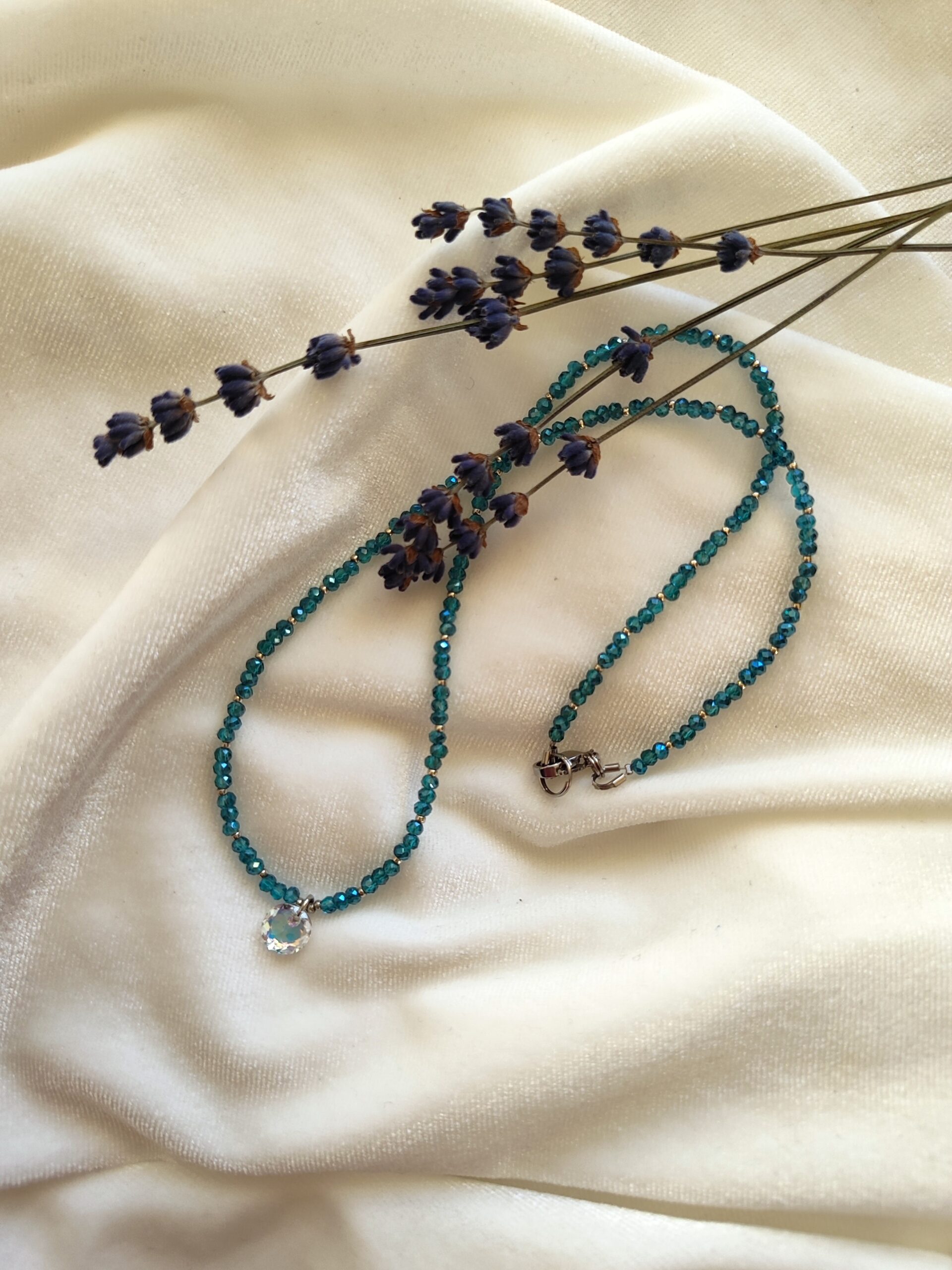 Stiklinių kristalų vėrinys