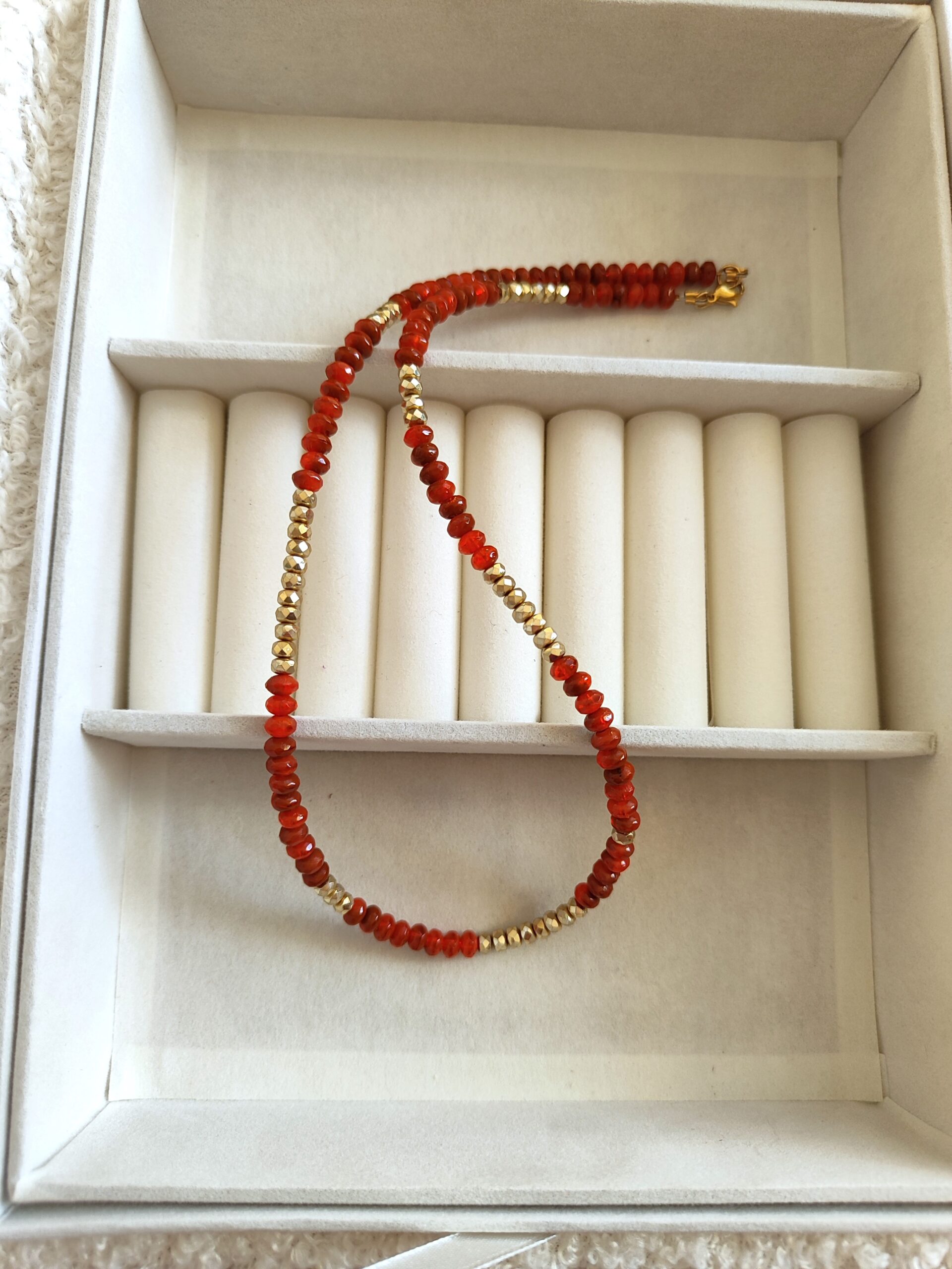 Oranžinės spalvos vėrinukas