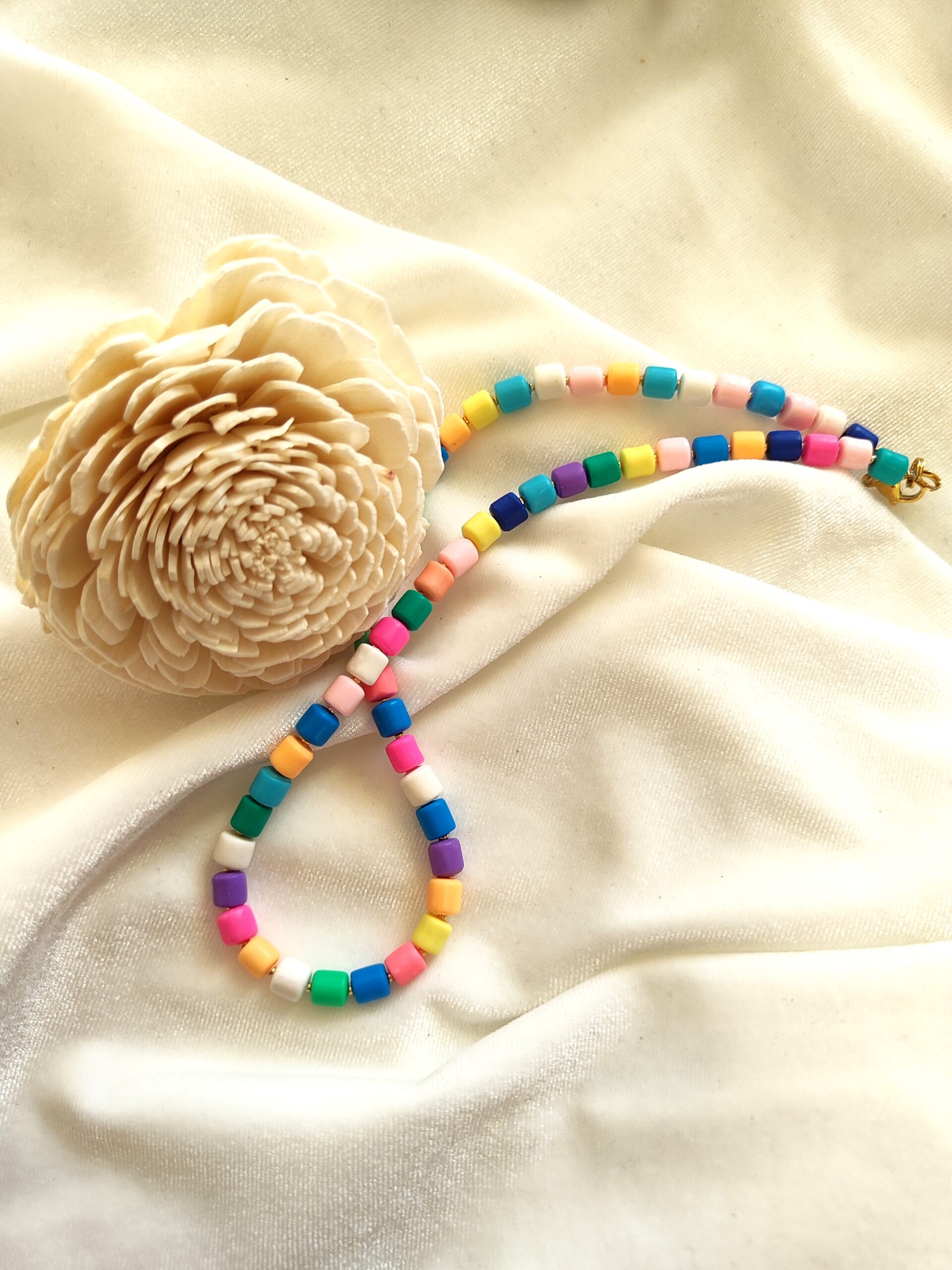 Spalvotas polimerinio molio vėrinukas